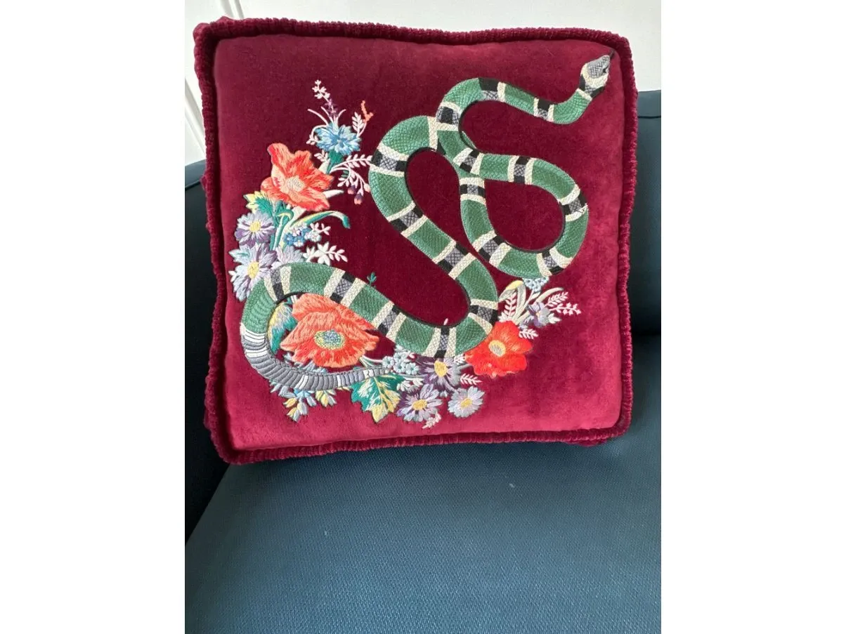 Cuscino in velluto rosso con decori 3