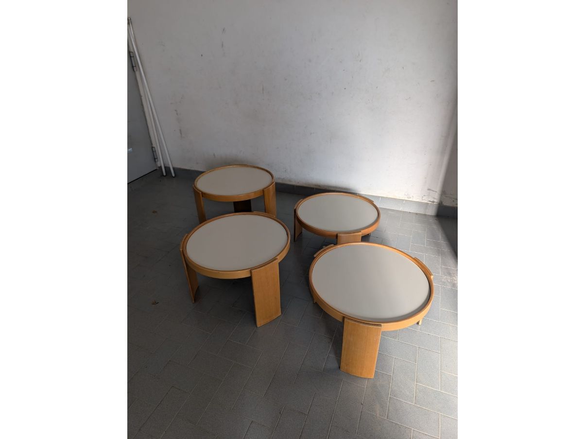 4er Set stapelbare Beistelltische Nesting von Gianfranco Frattini (70er Jahre) Defects