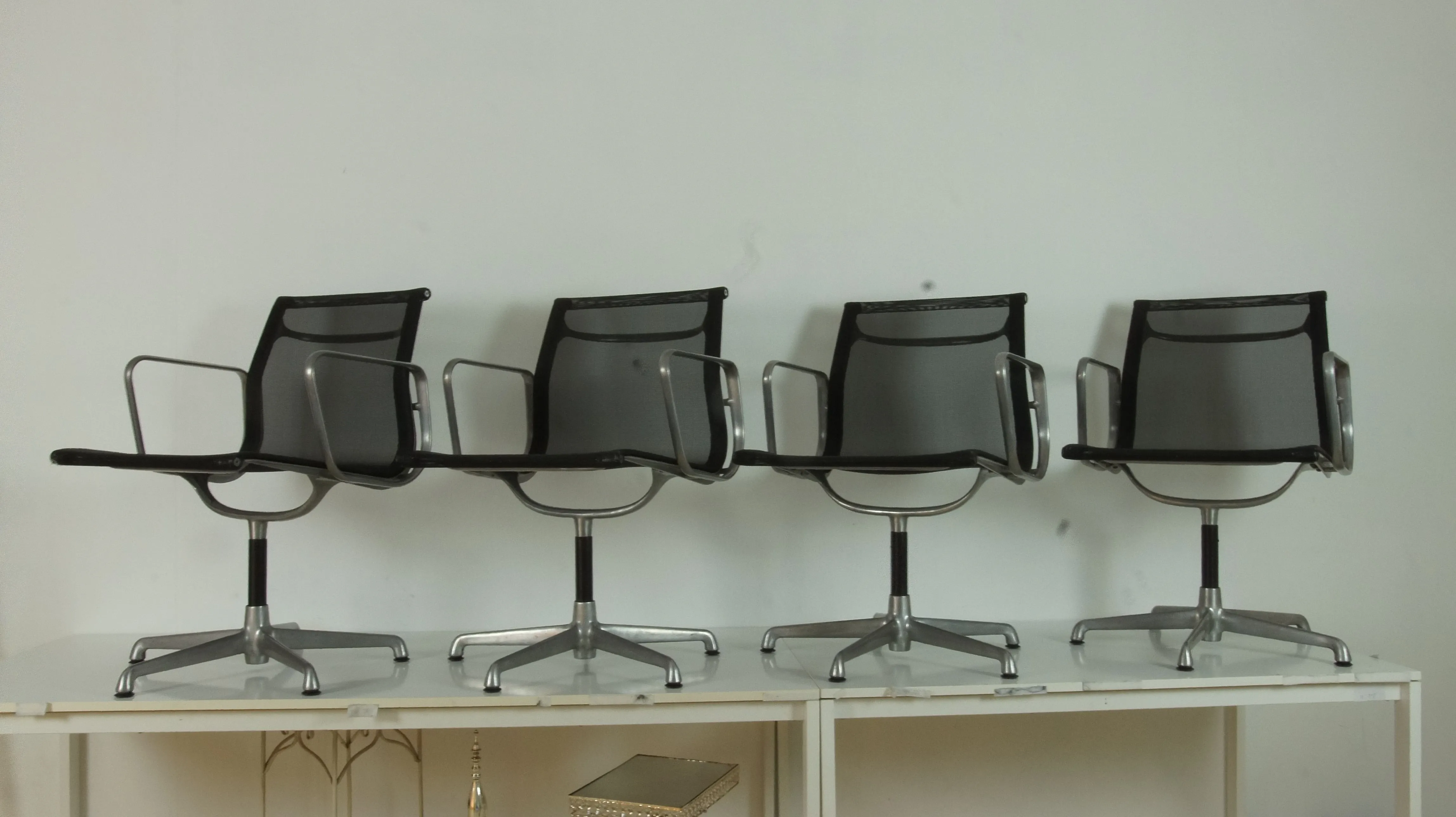 Set 4 sedie girevoli EA108 di Charles e Ray Eames, ICF 2