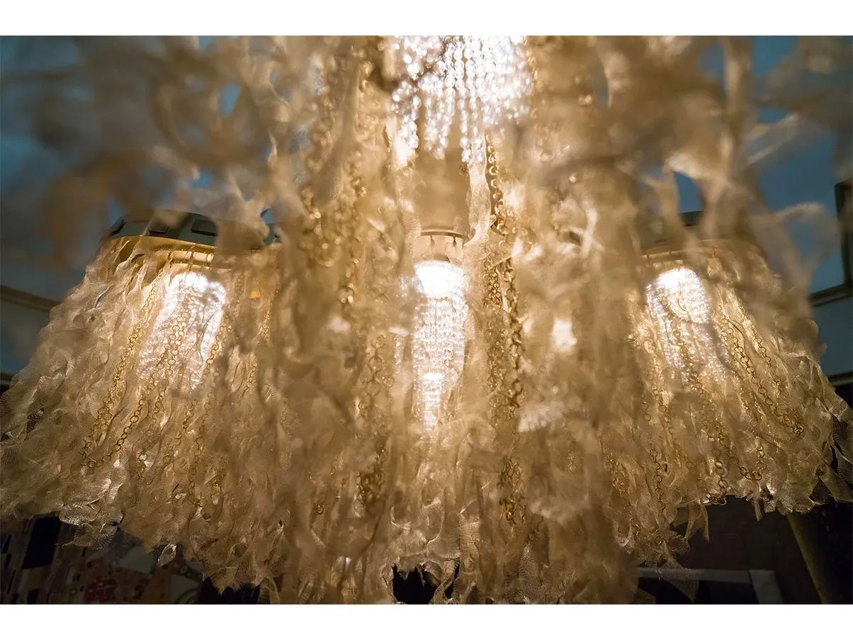 Lampadario Party 2 con catene in ottone lucido, Anacleto Mariani 2