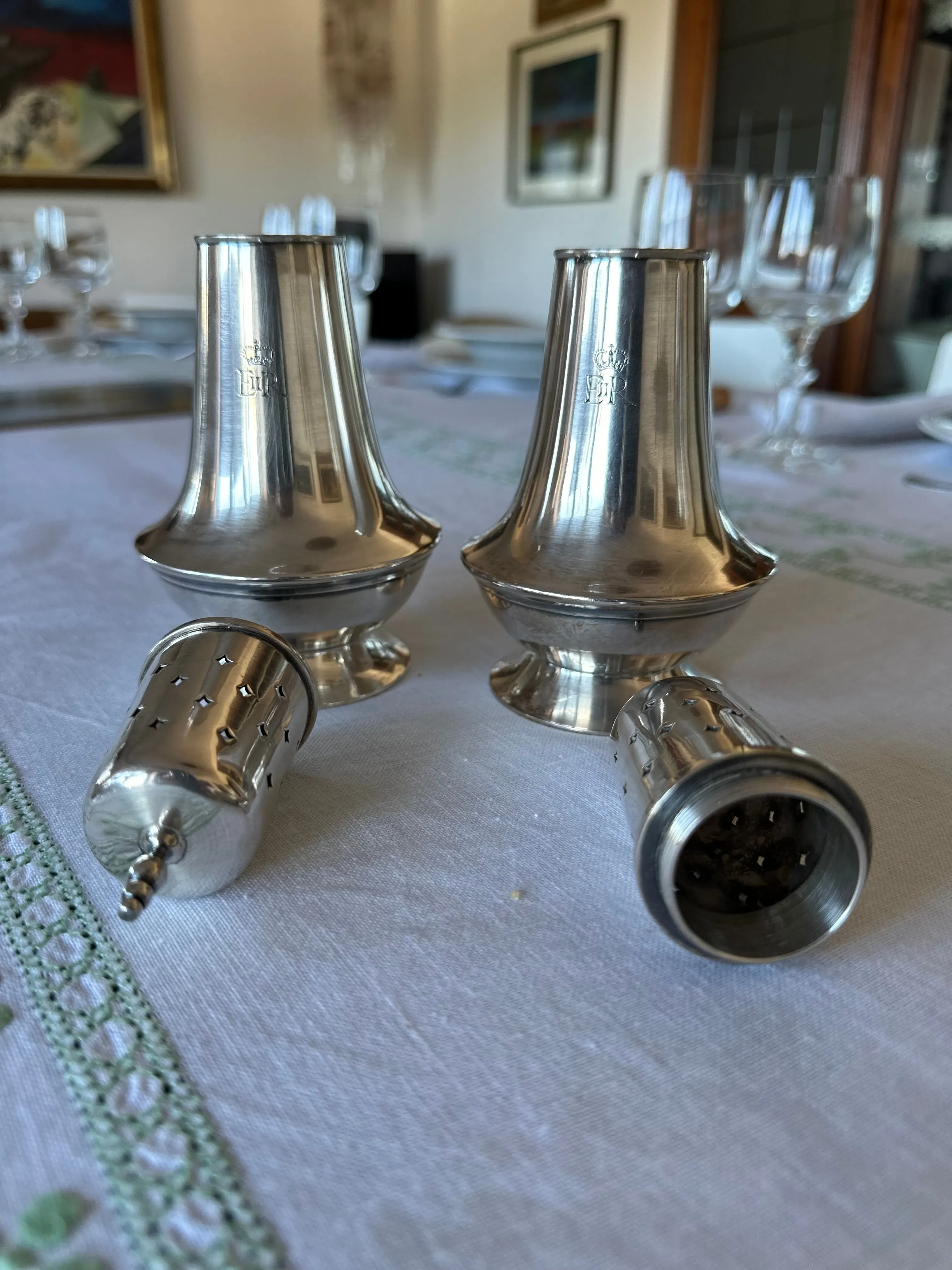 Set of 2 vintage sugar shakers, 5