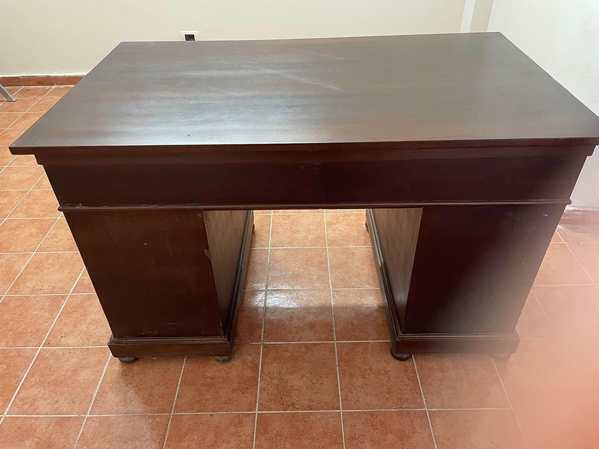 Scrivania vintage con cassetti realizzata in legno ('900)