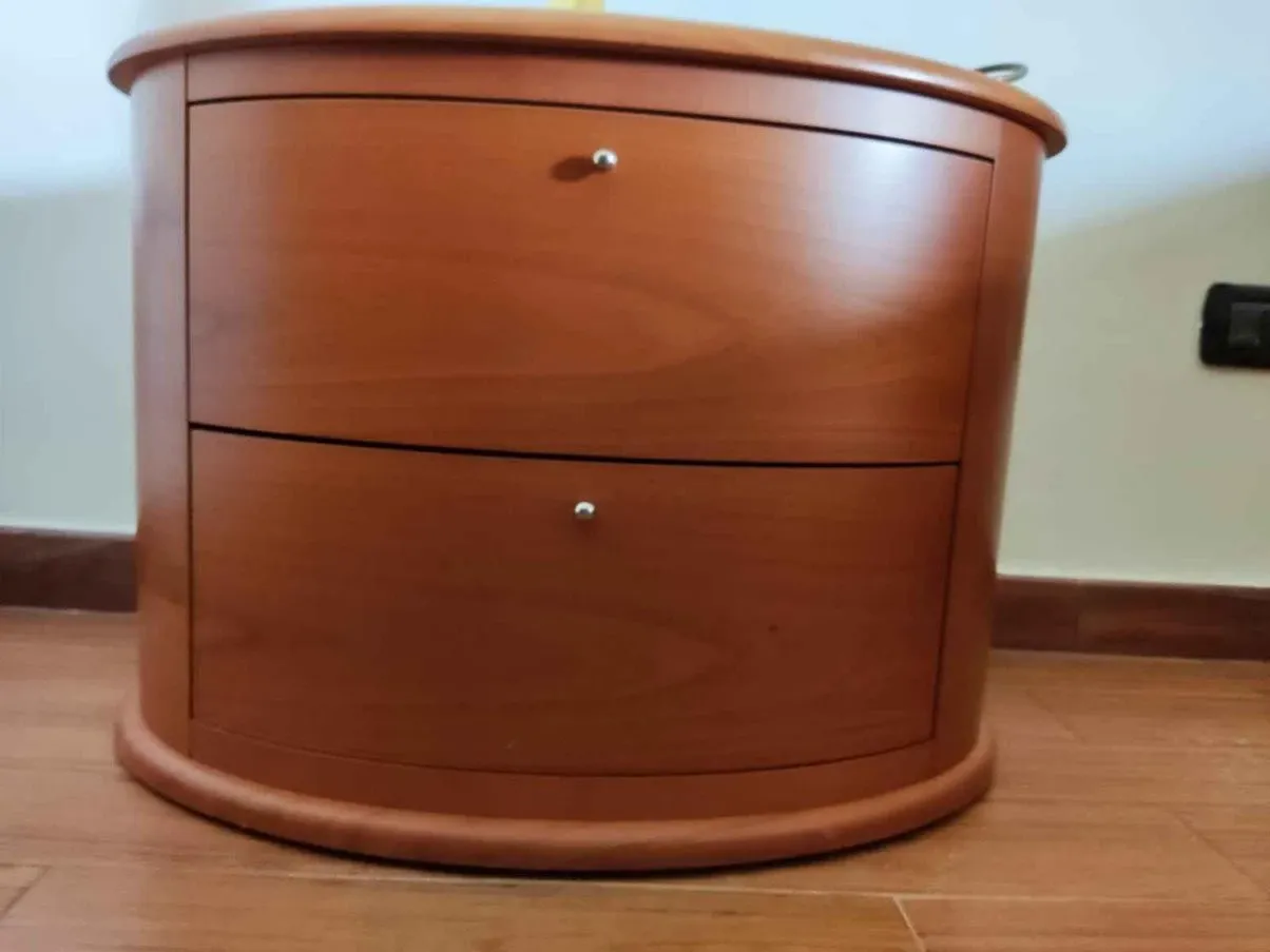 Set 2 comodini ovali realizzati in legno 2