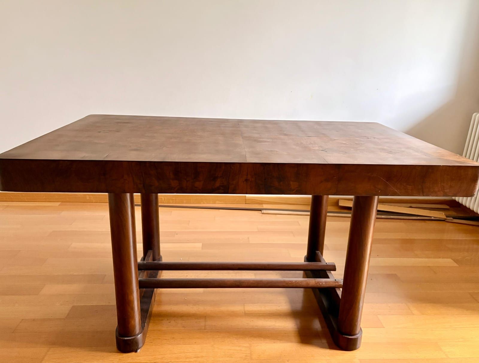 Ensemble table et 6 chaises Art Déco en bois et cuir (années 30) Brand