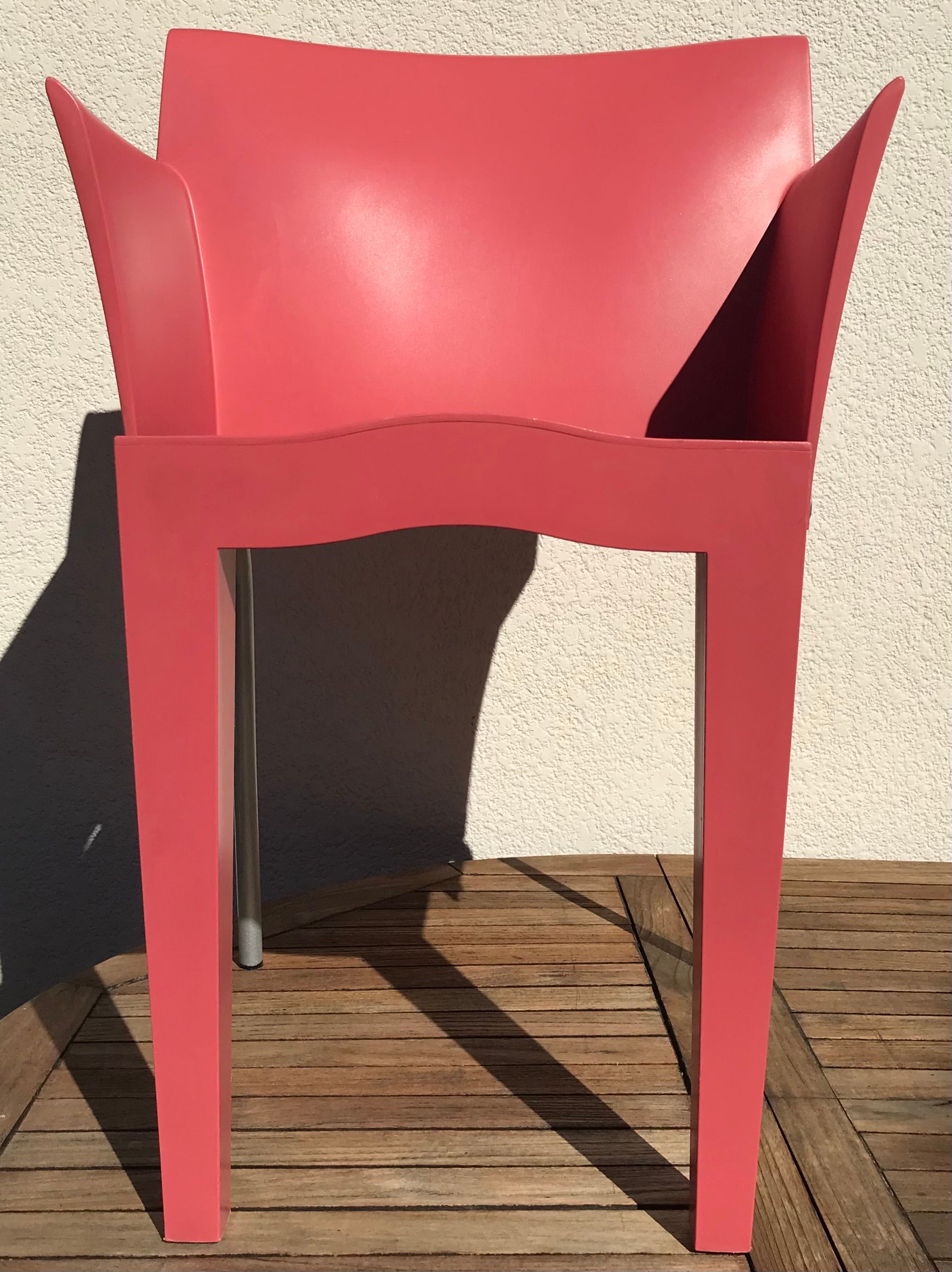 Poltroncina Super Glob rossa di Philippe Starck (anni '90), Kartell Front