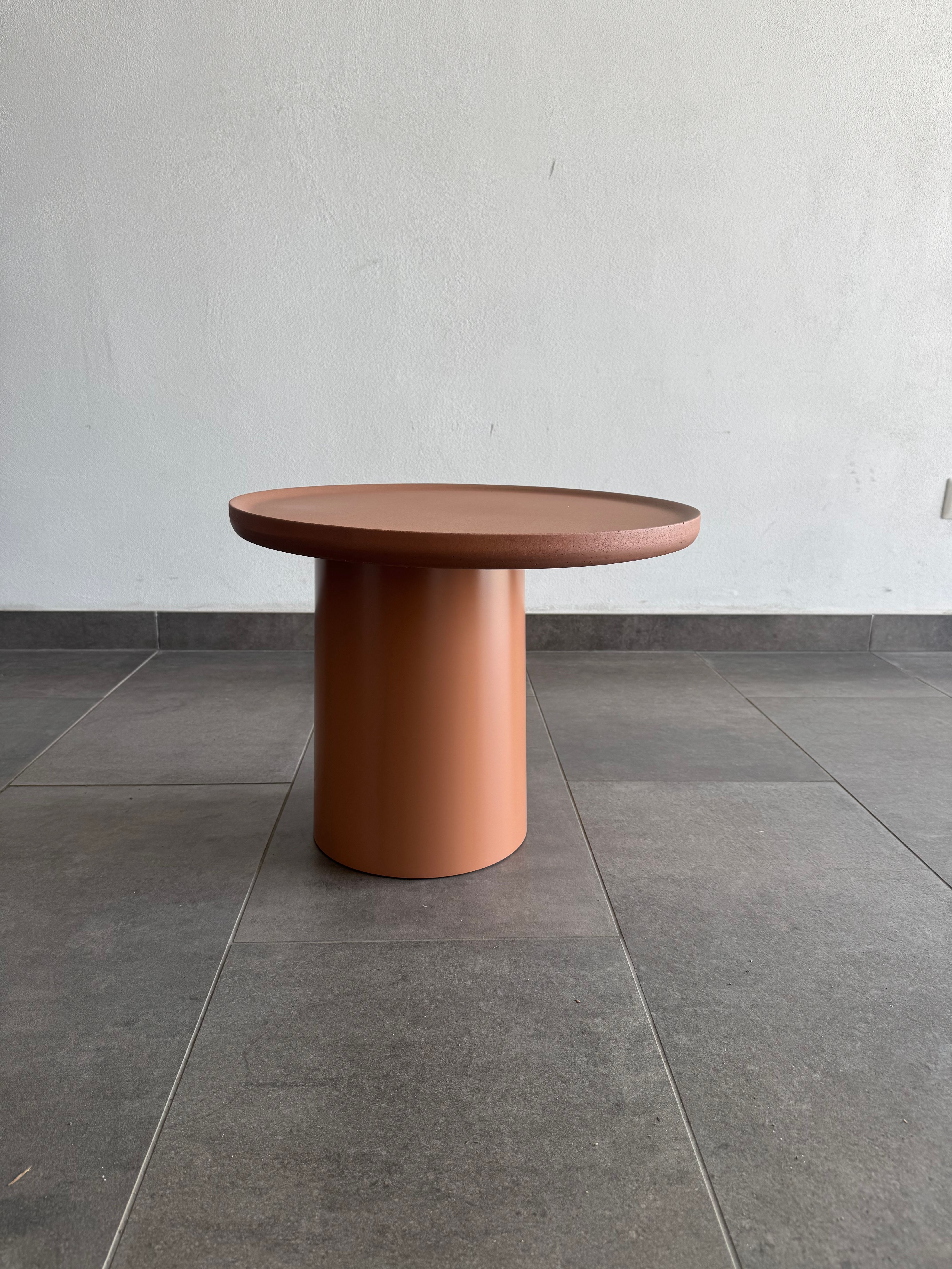 Tavolino Louisa in cemento rosso mattone Side