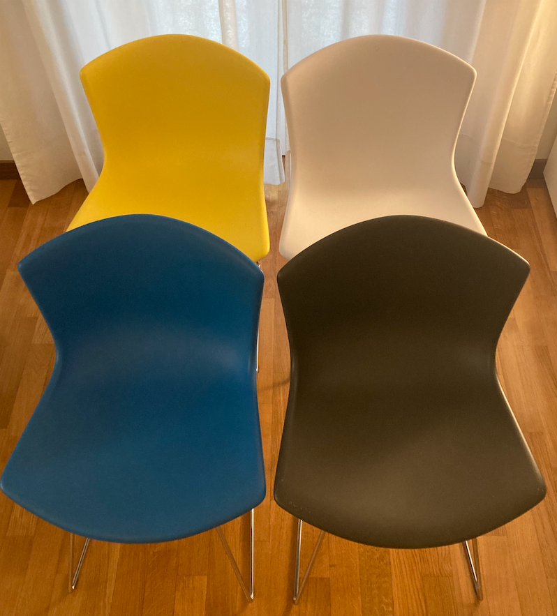 Ensemble de 4 chaises Bertoia Side en plastique colorées Main