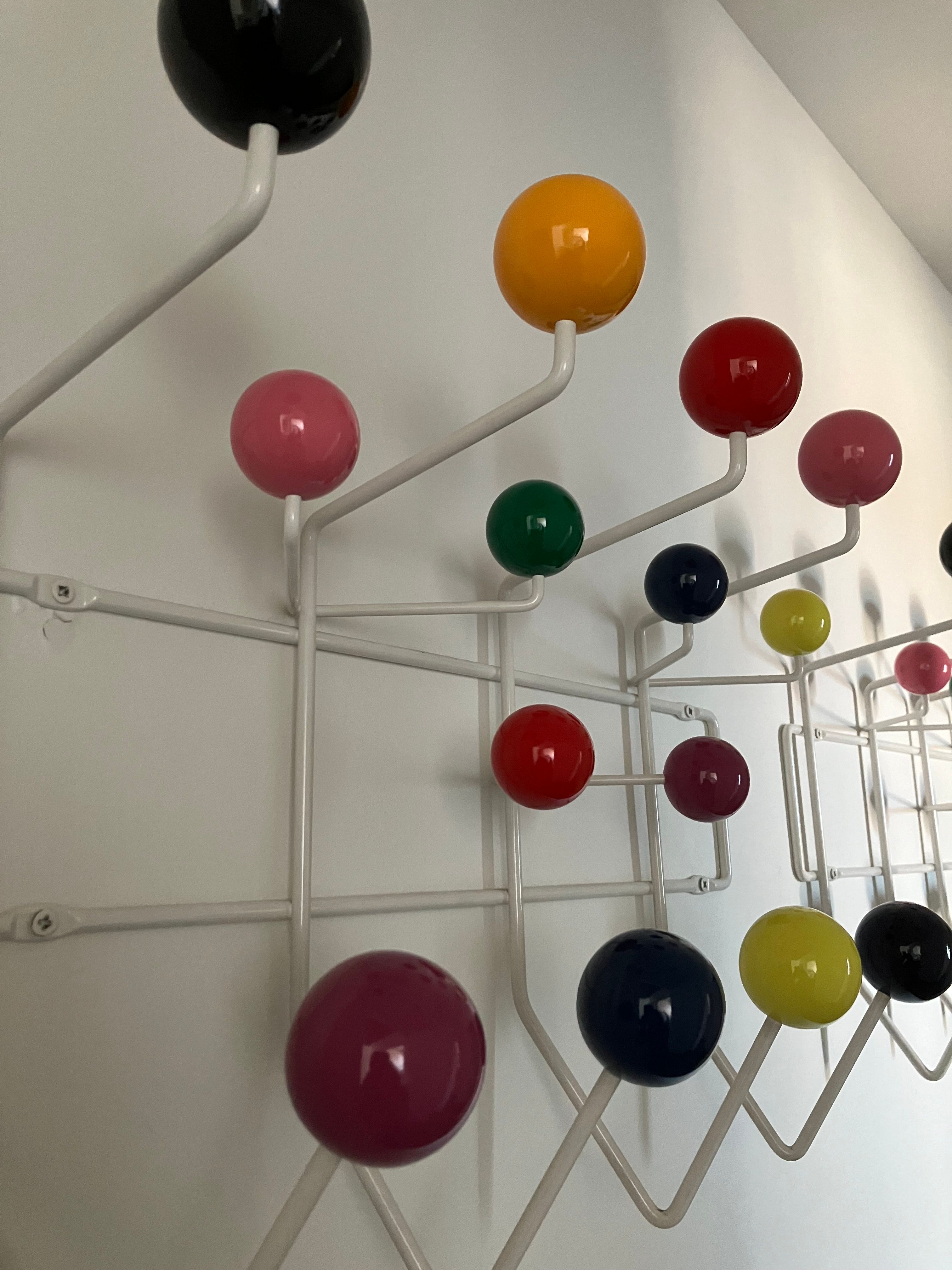 Appendiabiti da parete Hang It All di Charles & Ray Eames Details