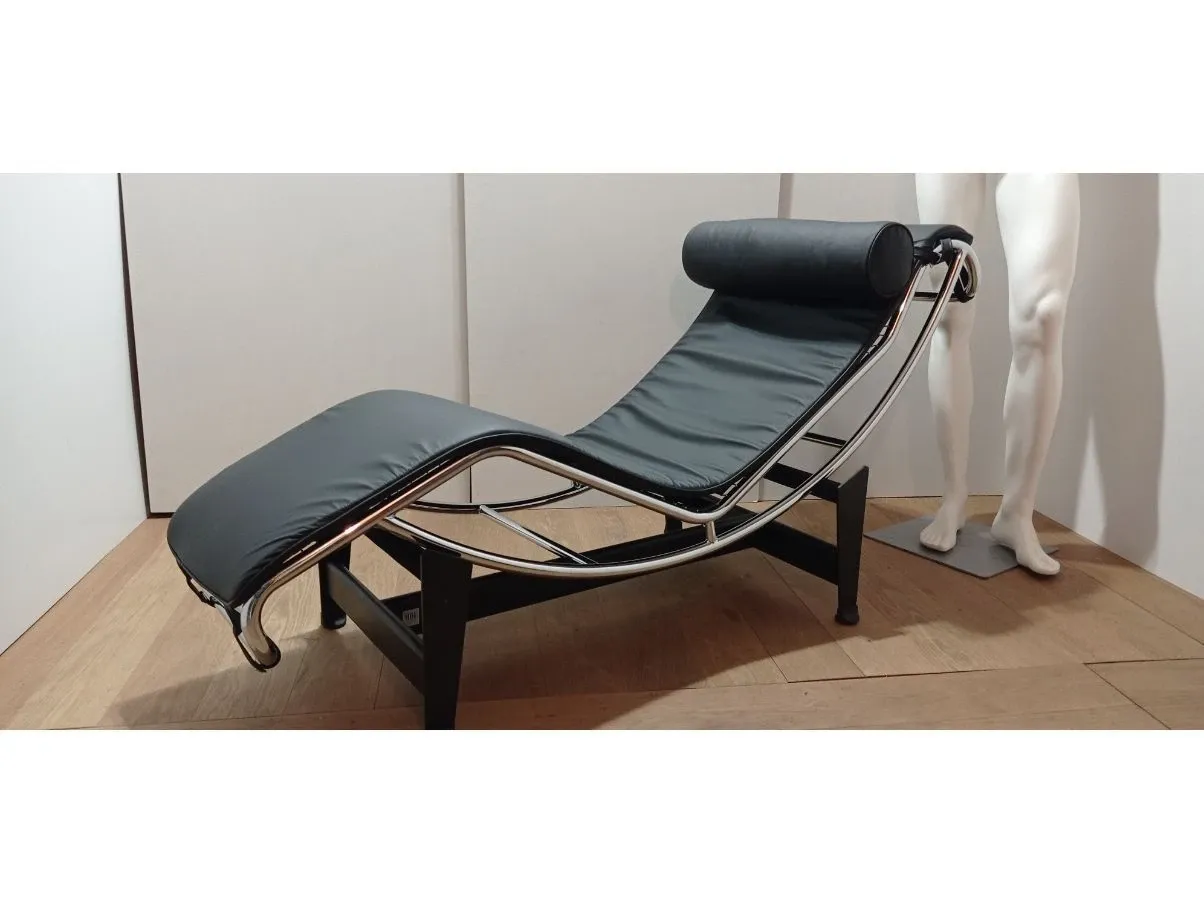 Chaise Longue LC4 in pelle nera martellata, MDF Italia image