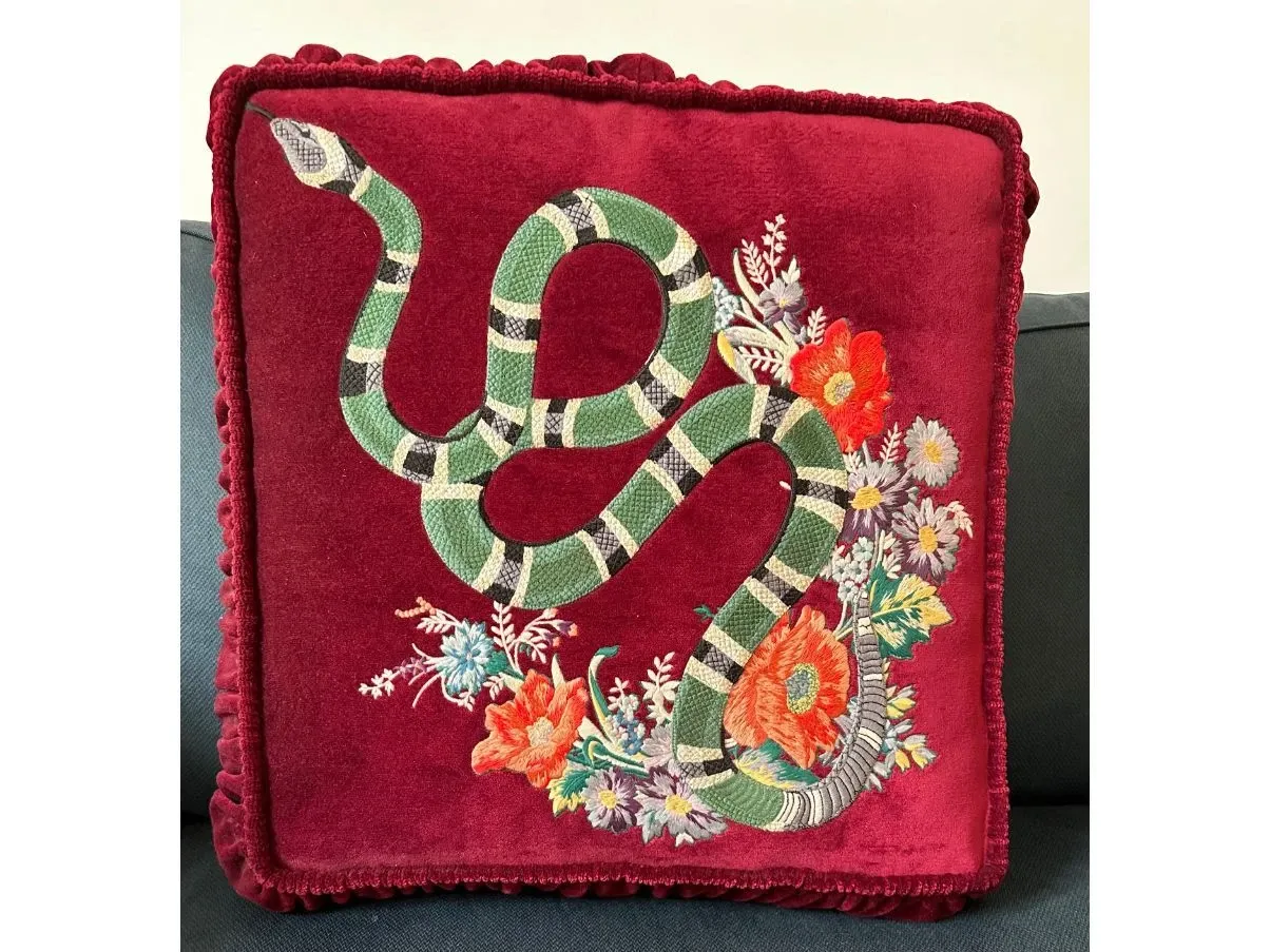 Cuscino in velluto rosso con decori 5