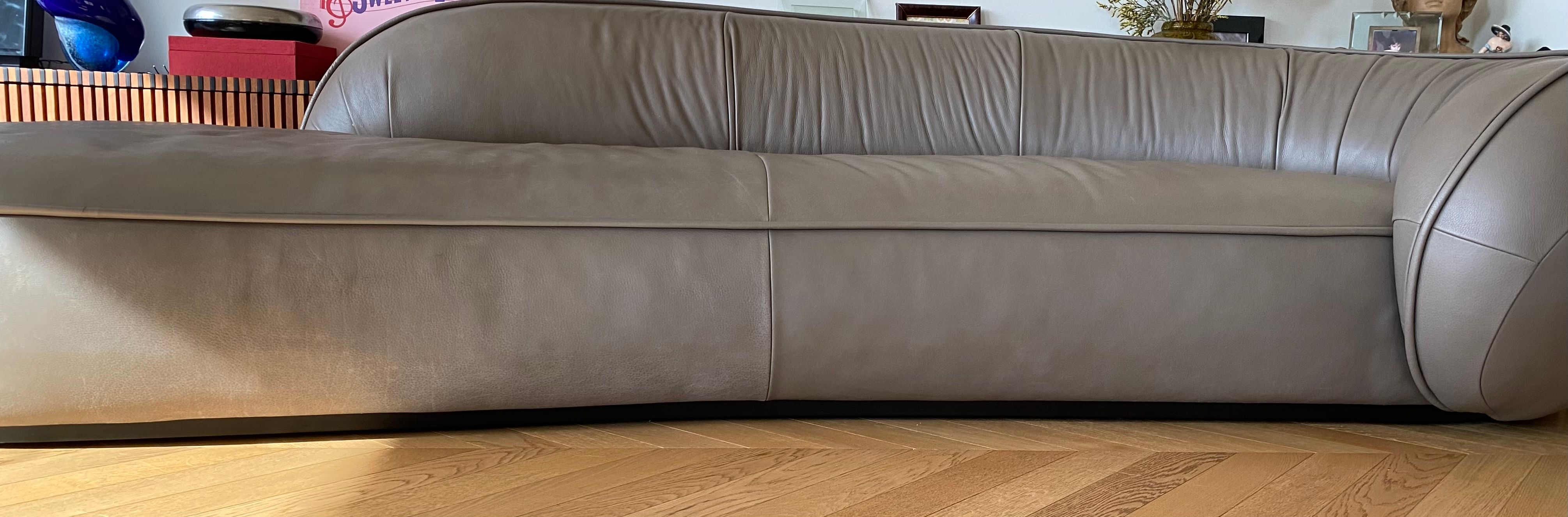 Leon 4-Sitzer Sofa aus braunem Leder Details