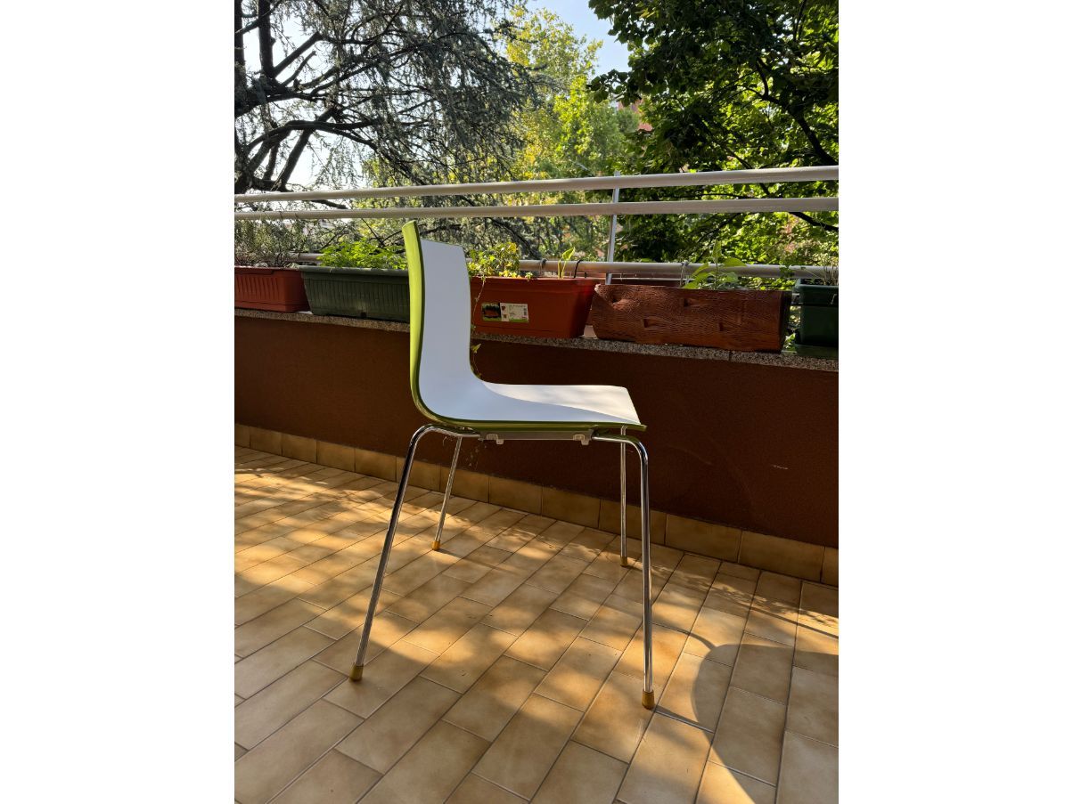 Set di 4 sedie Catifa 46 in acciaio e metacrilato, Arper Front