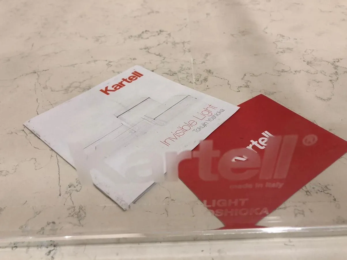 Transparenter Couchtisch aus Kunststoff 