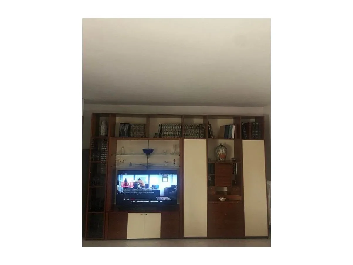 Libreria a parete in legno, 1