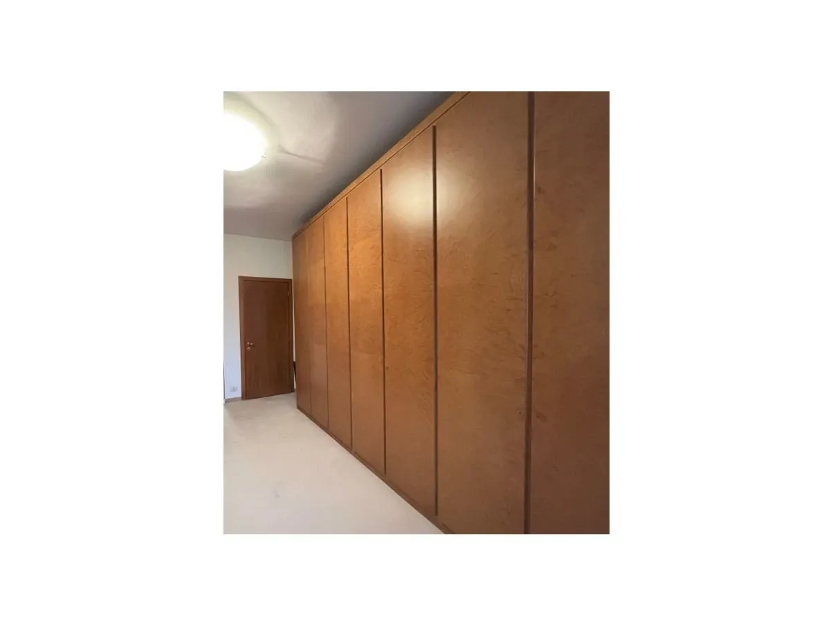 Begehbarer Kleiderschrank aus Wurzelholz-Nussbaum 7