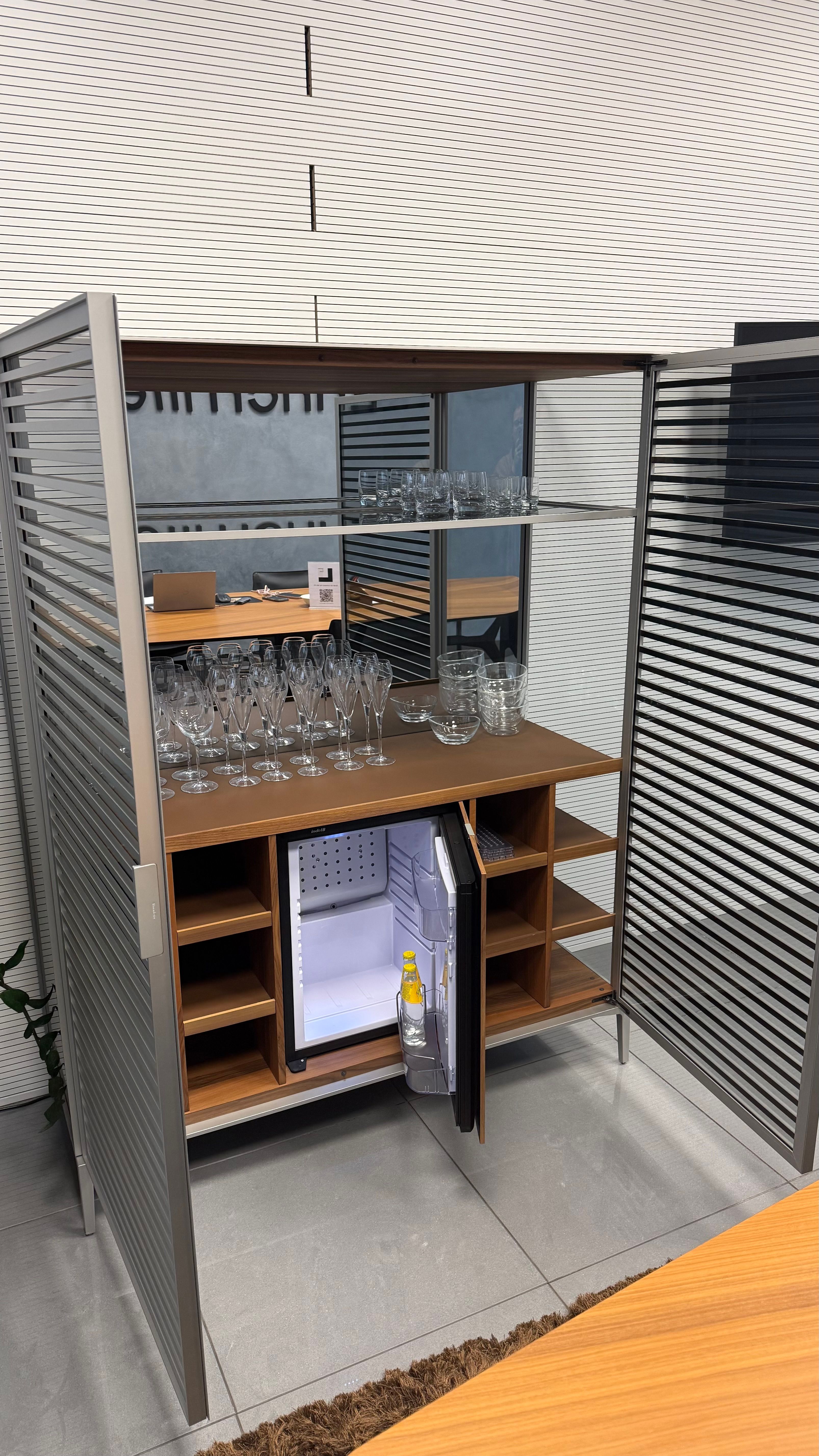 Mobile bar con frigo Alambra in vetro fumé e alluminio Front