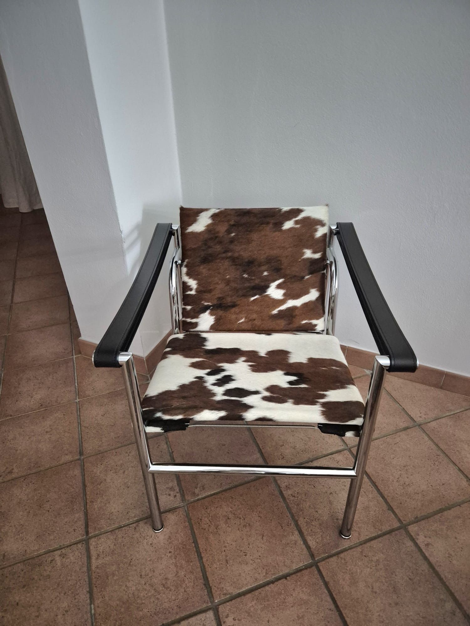 Le Corbusier LC1 Armchair Main
