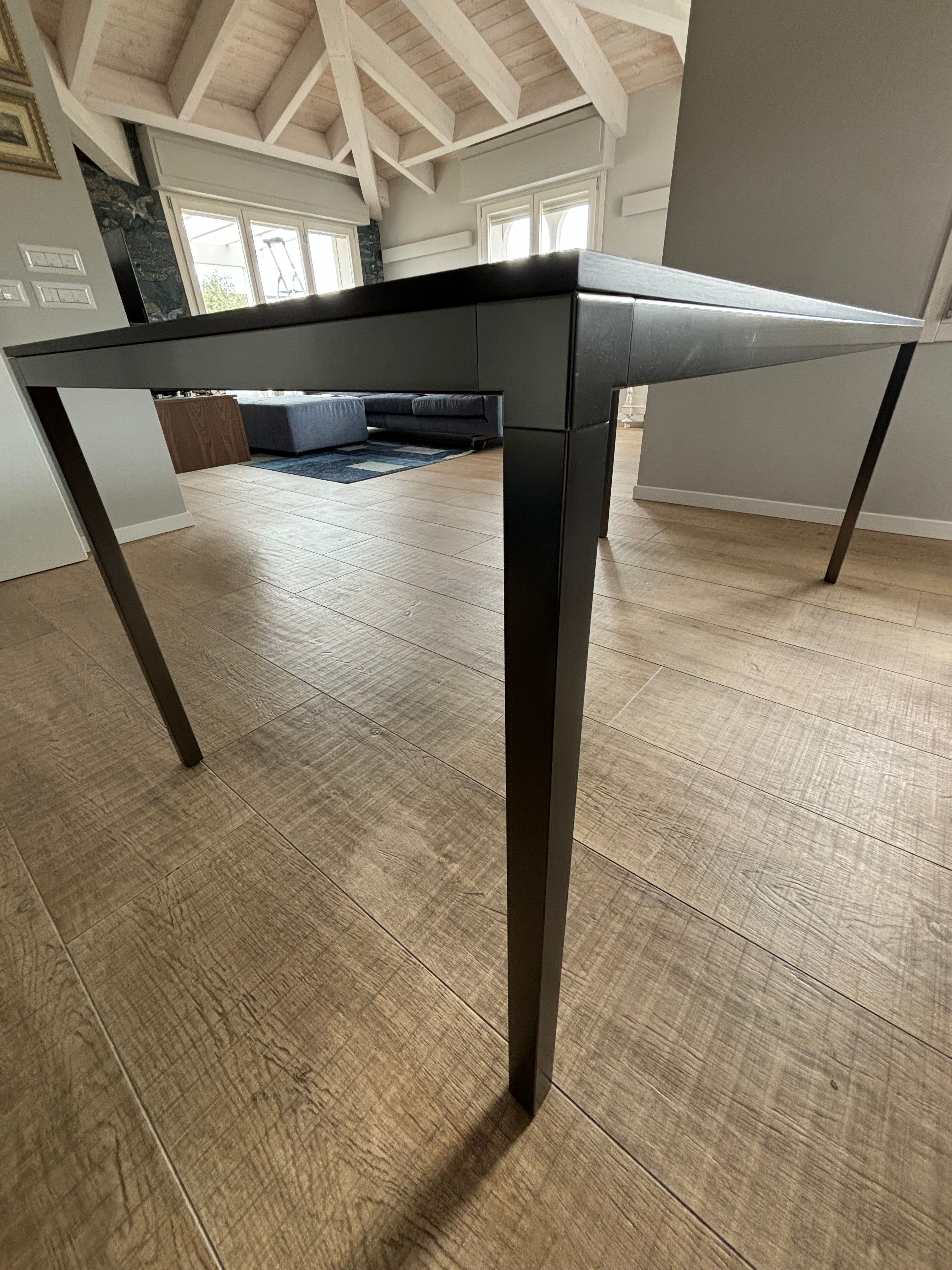 Tavolo Helsinki 35 in acciaio con giunti in pressofusione, Desalto Optional9