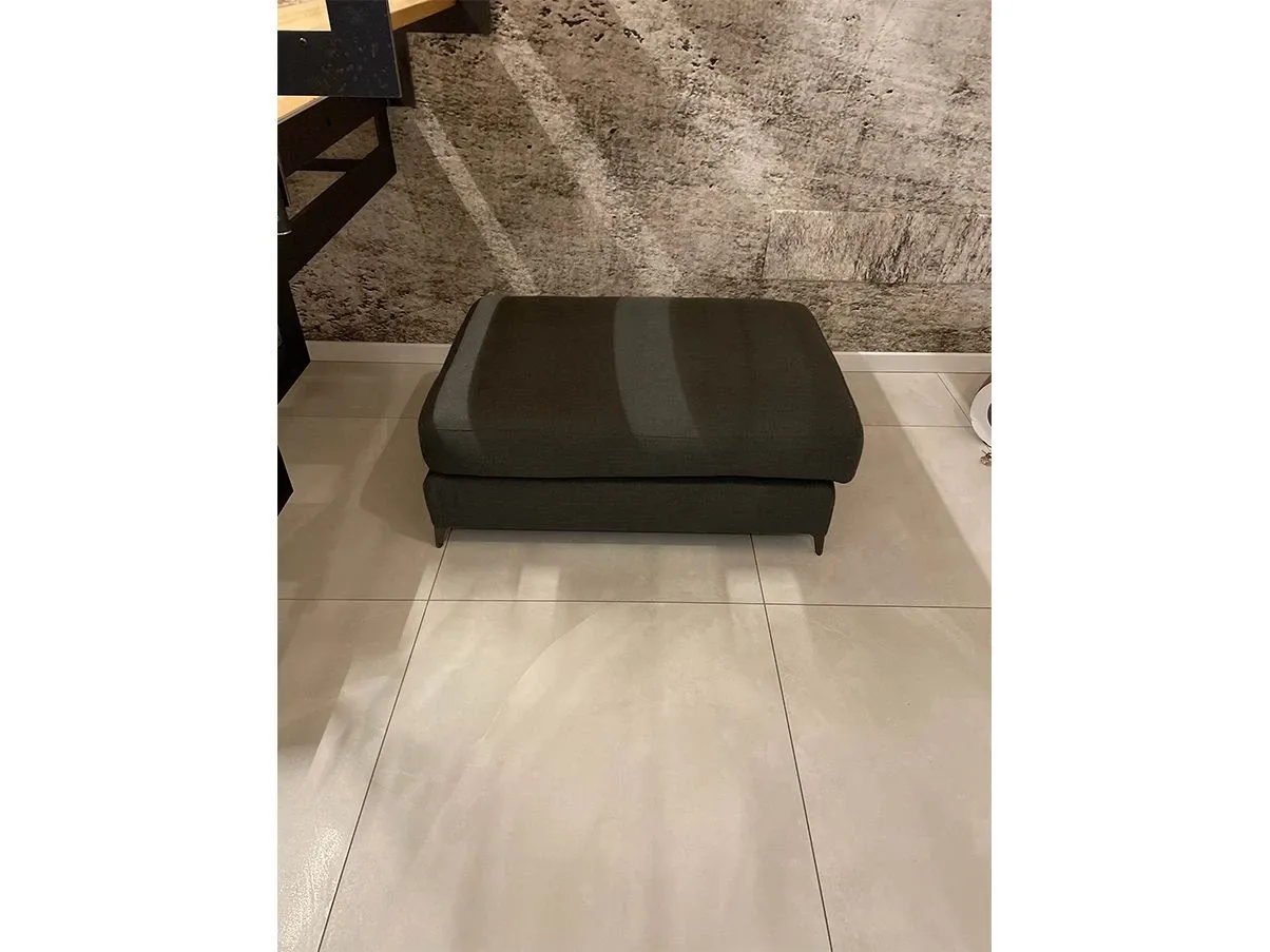 Divano 3 posti con pouf Dee Dee in tessuto 7