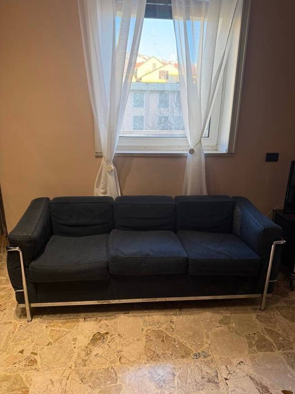 Le Corbusier LC2 3-Sitzer Sofa aus blauem Stoff Front