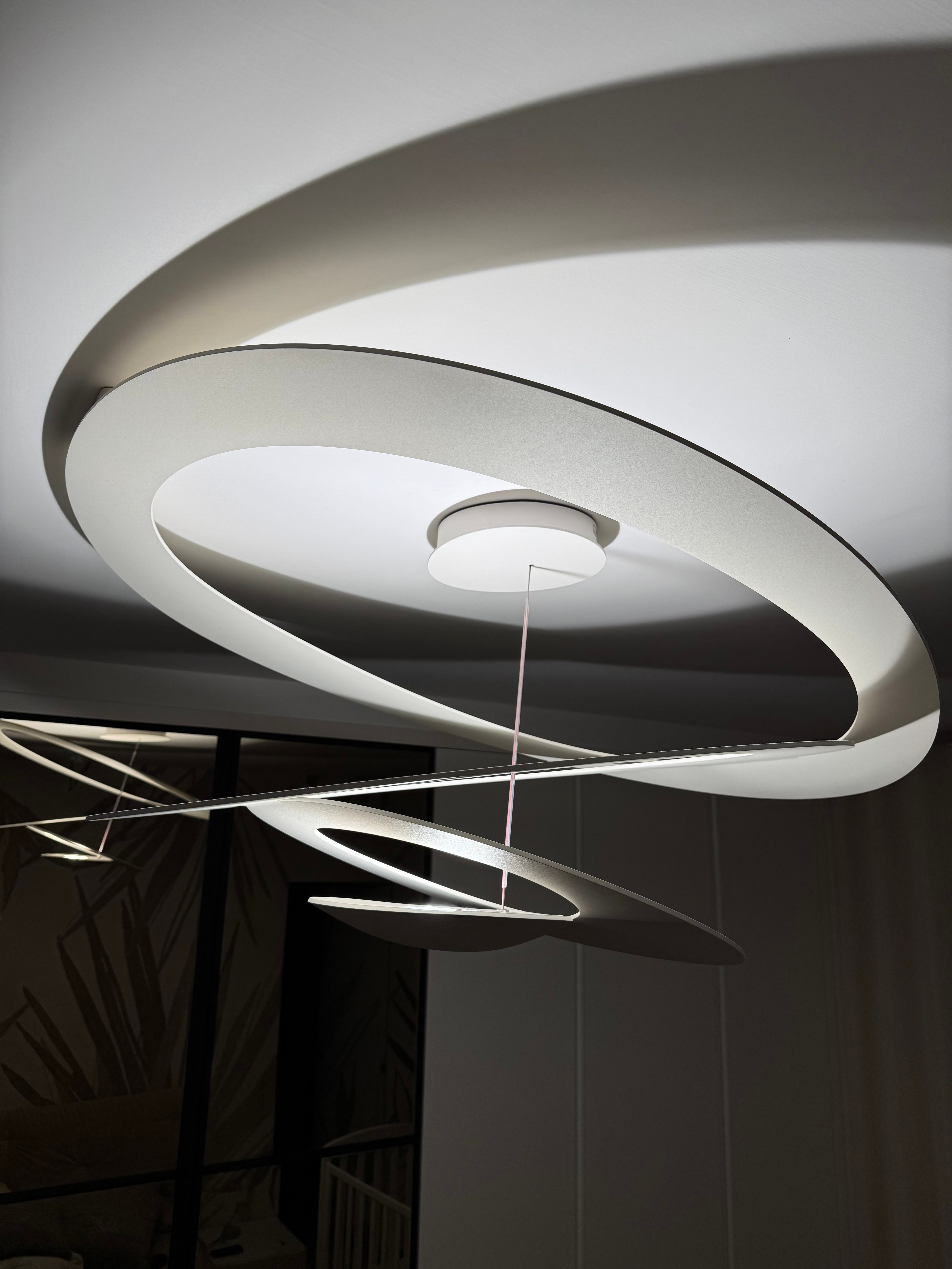 Lampadario Pirce bianco di Giuseppe Maurizio Scutellà, Artemide image