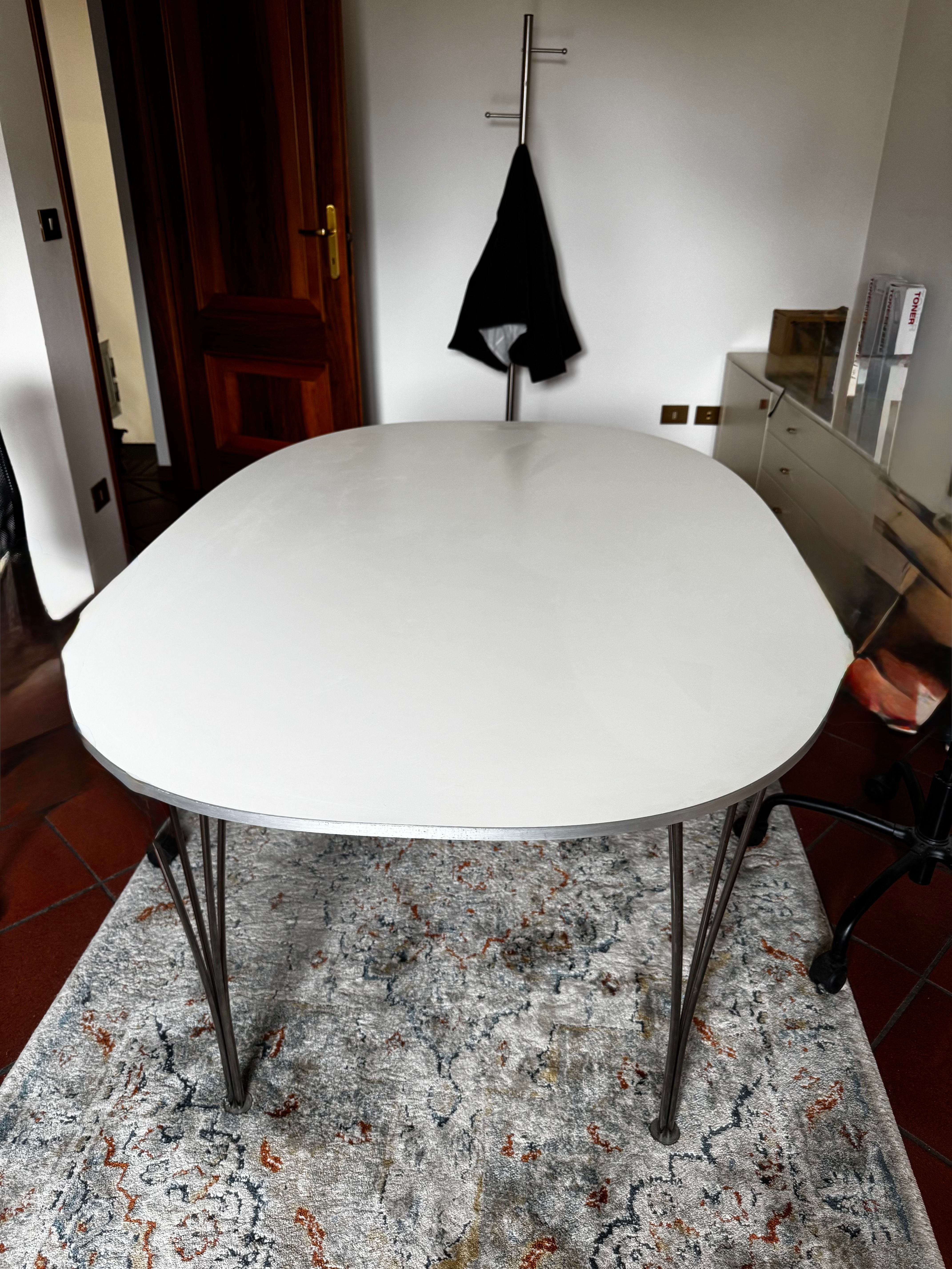 Tavolo ovale Superellipse in legno e acciaio di Piet Hein Front