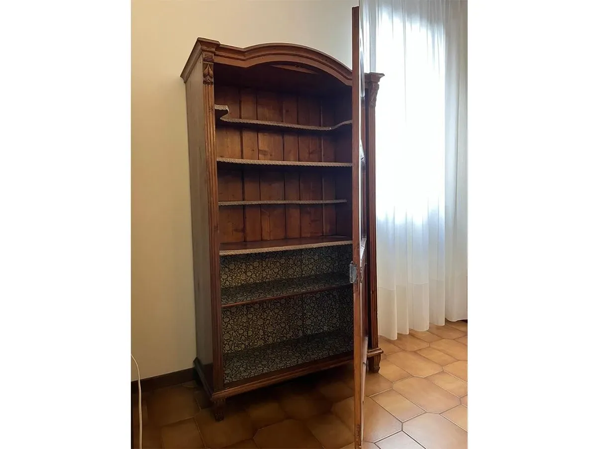 Vetrinetta vintage in legno e vetro antico con ripiani 7