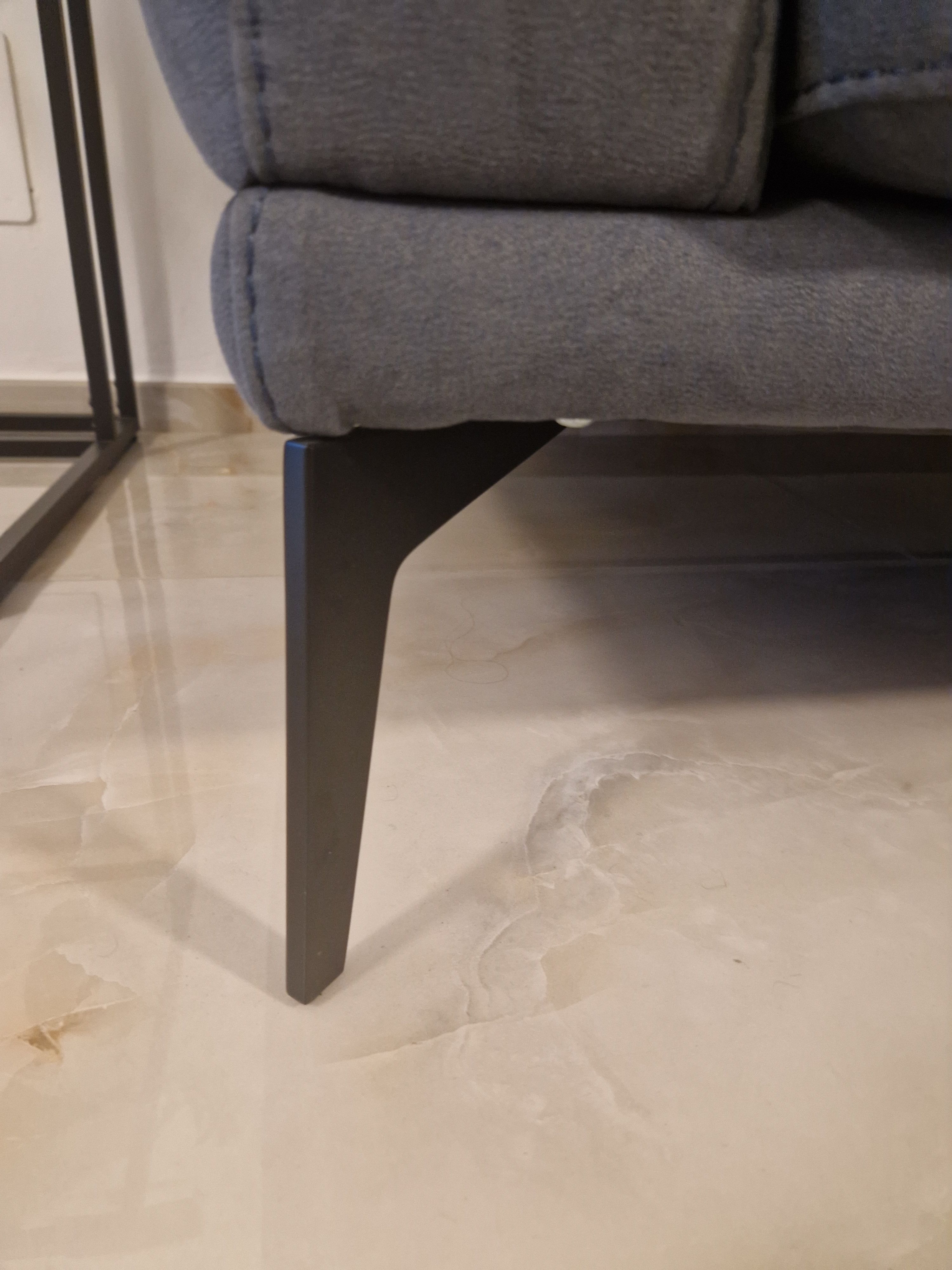 Divano 3 posti con pouf Masù in tessuto marrone Details