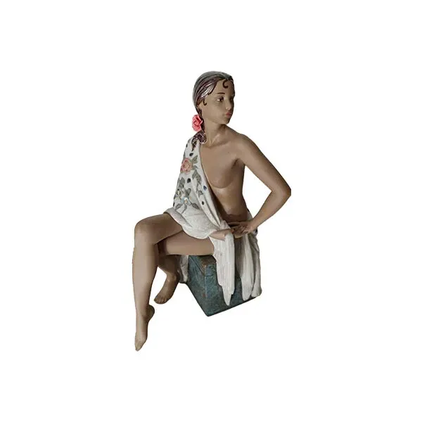 Porcelain woman statue with shawl and flowers, Lladrò 3