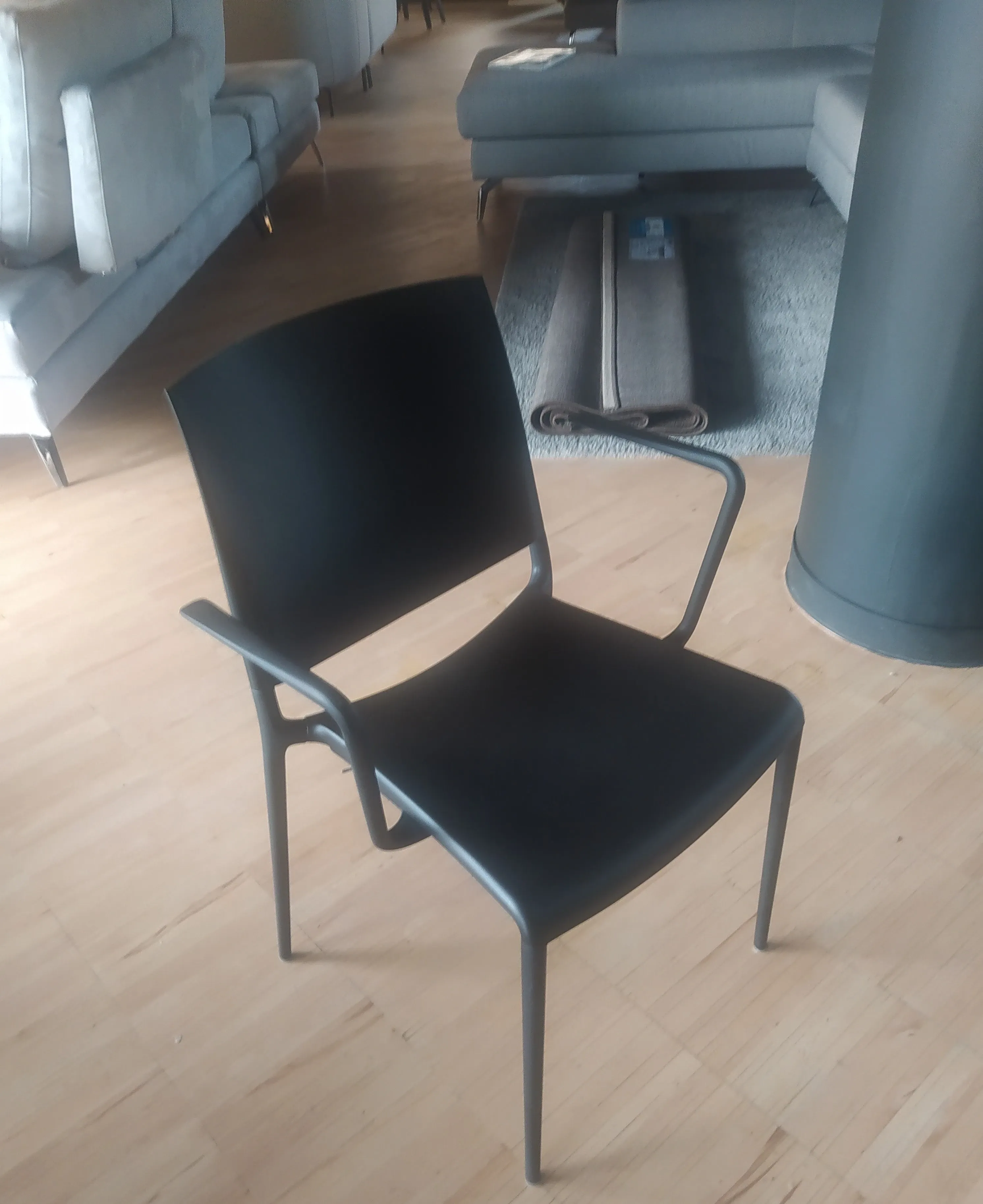 Sedia Alexa con braccioli nero, Rexite 1
