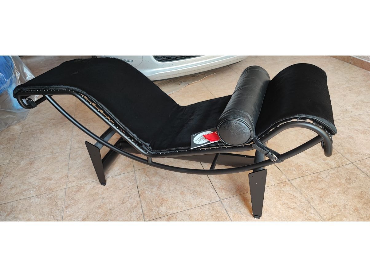 LC4 Liege aus schwarzem Leder 5