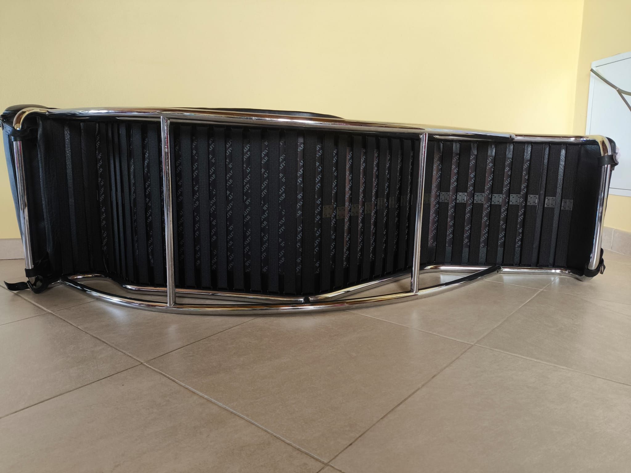 Chaise longue LC4 in pelle nera di Le Corbusier Side