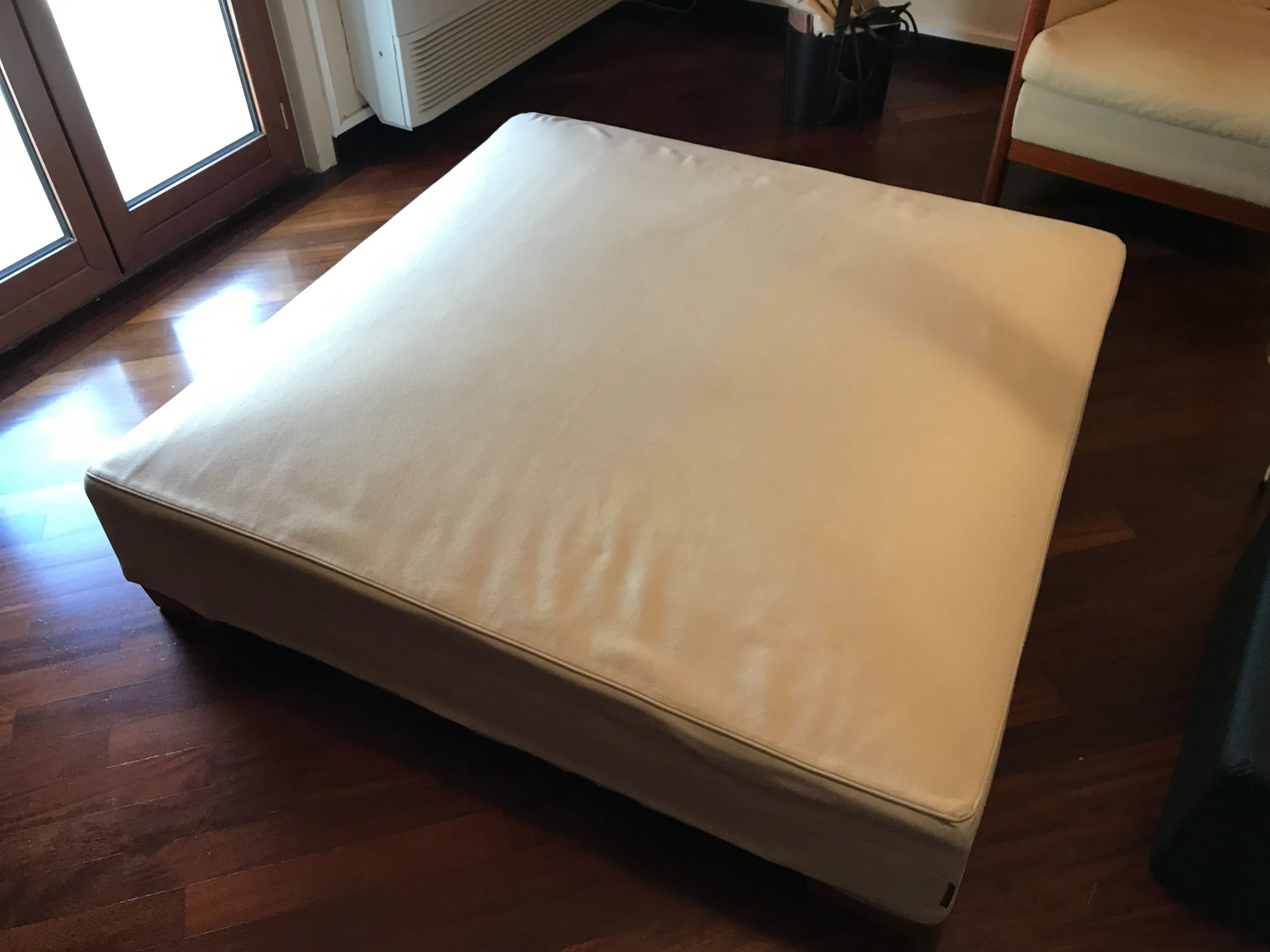 Square pouf in white fabric, Flexform 2