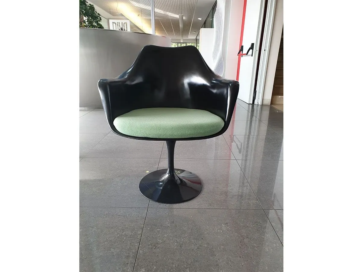 Tulip chair with swivel armrests in aluminum (black), Knoll 1