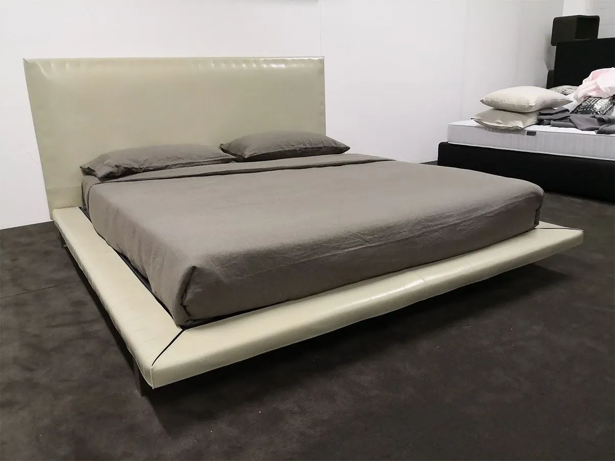 Letto matrimoniale Gio' in cuoio (beige), Ivano Redaelli 