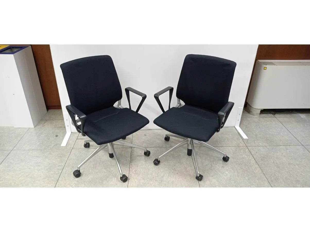 Set of 2 Meda chairs black, Vitra image