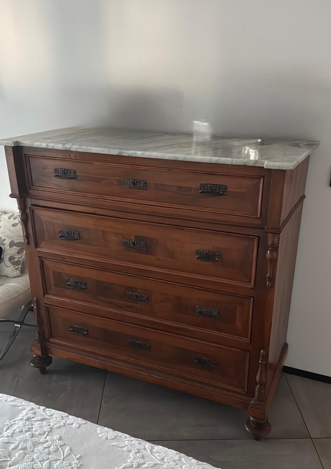 Commode avec plateau en marbre blanc et noyer (XIXe siècle) Main