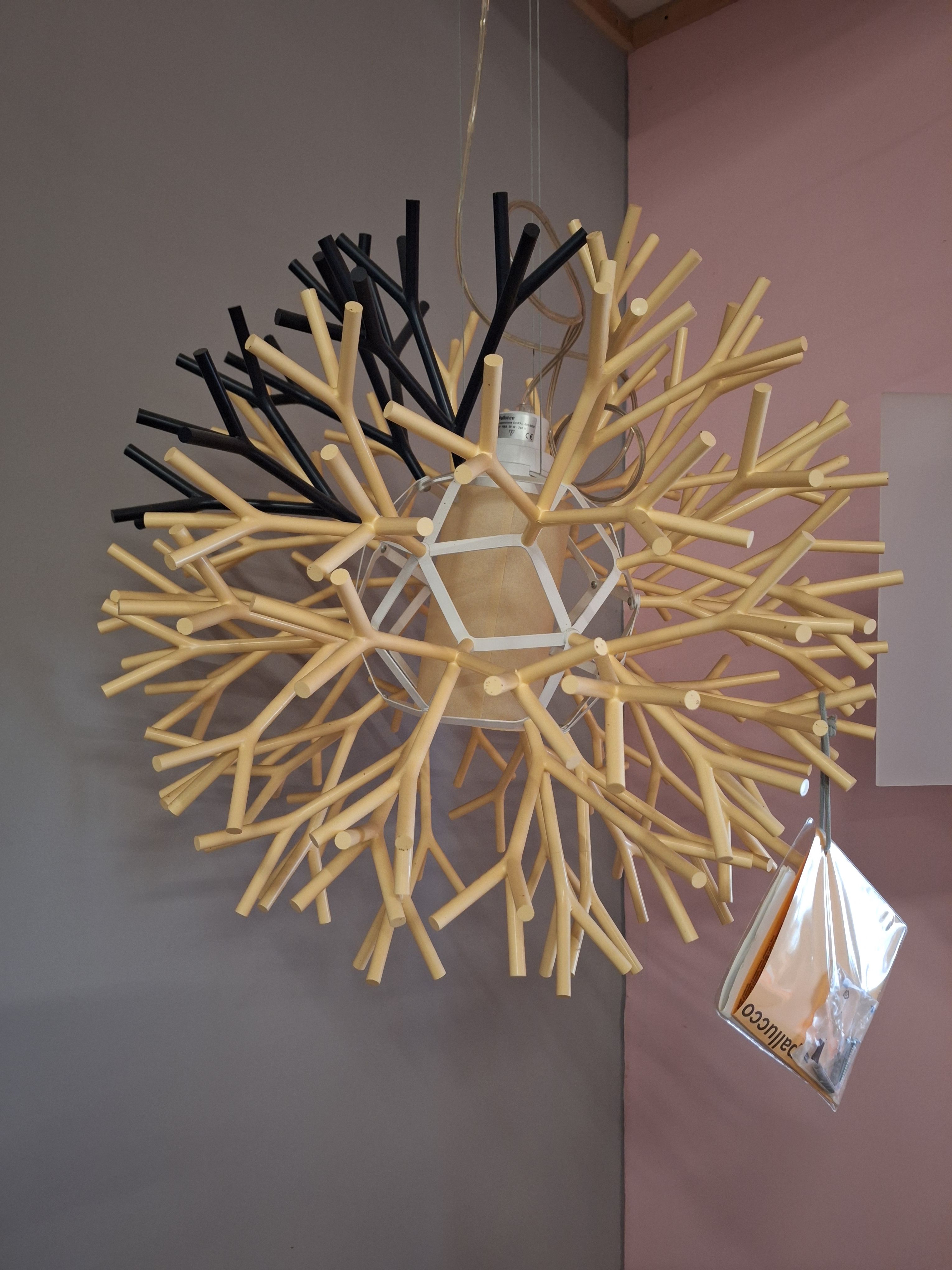 Suspension Coral noir/blanc Main