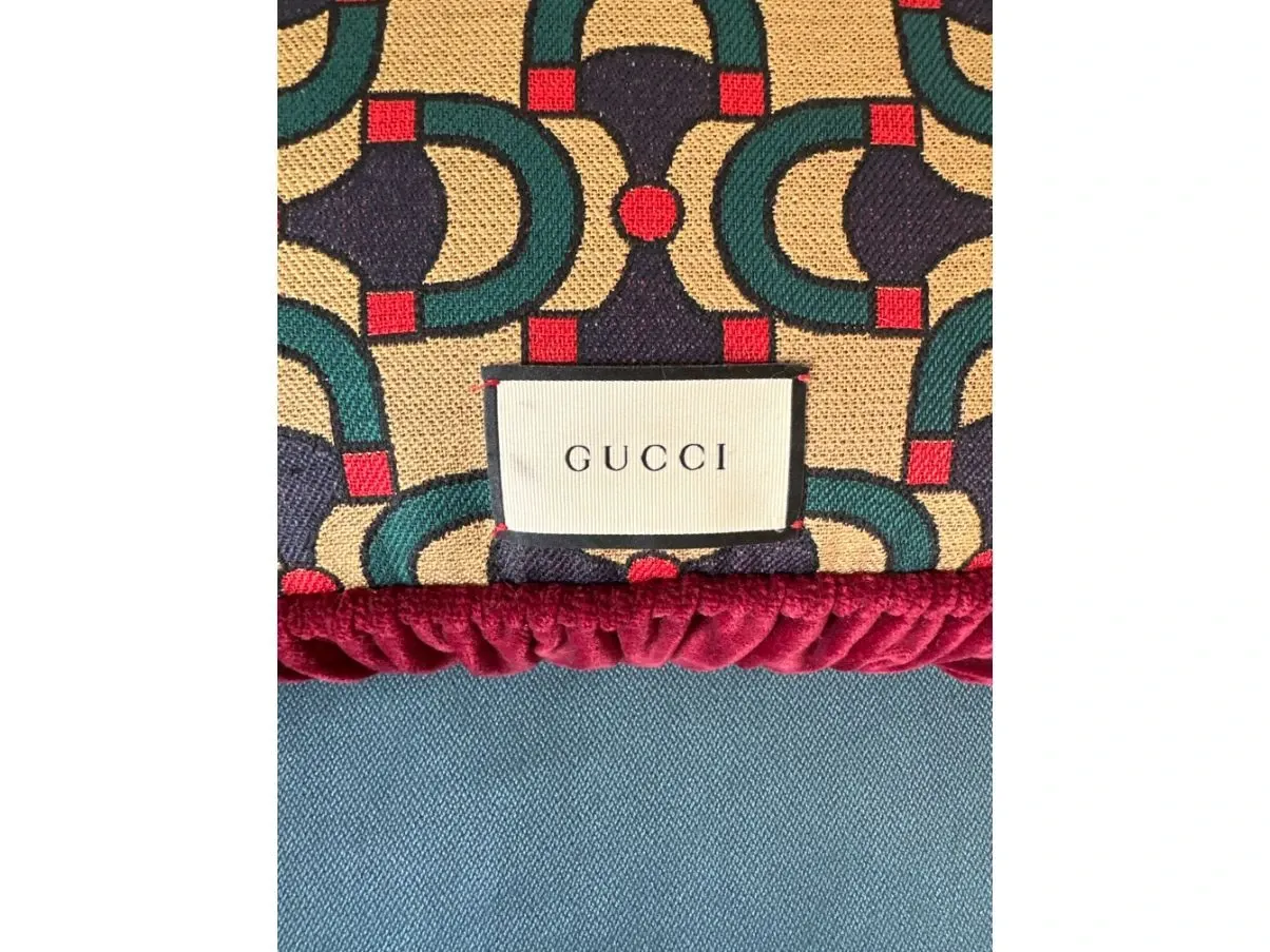 Cuscino in velluto rosso con decori 8