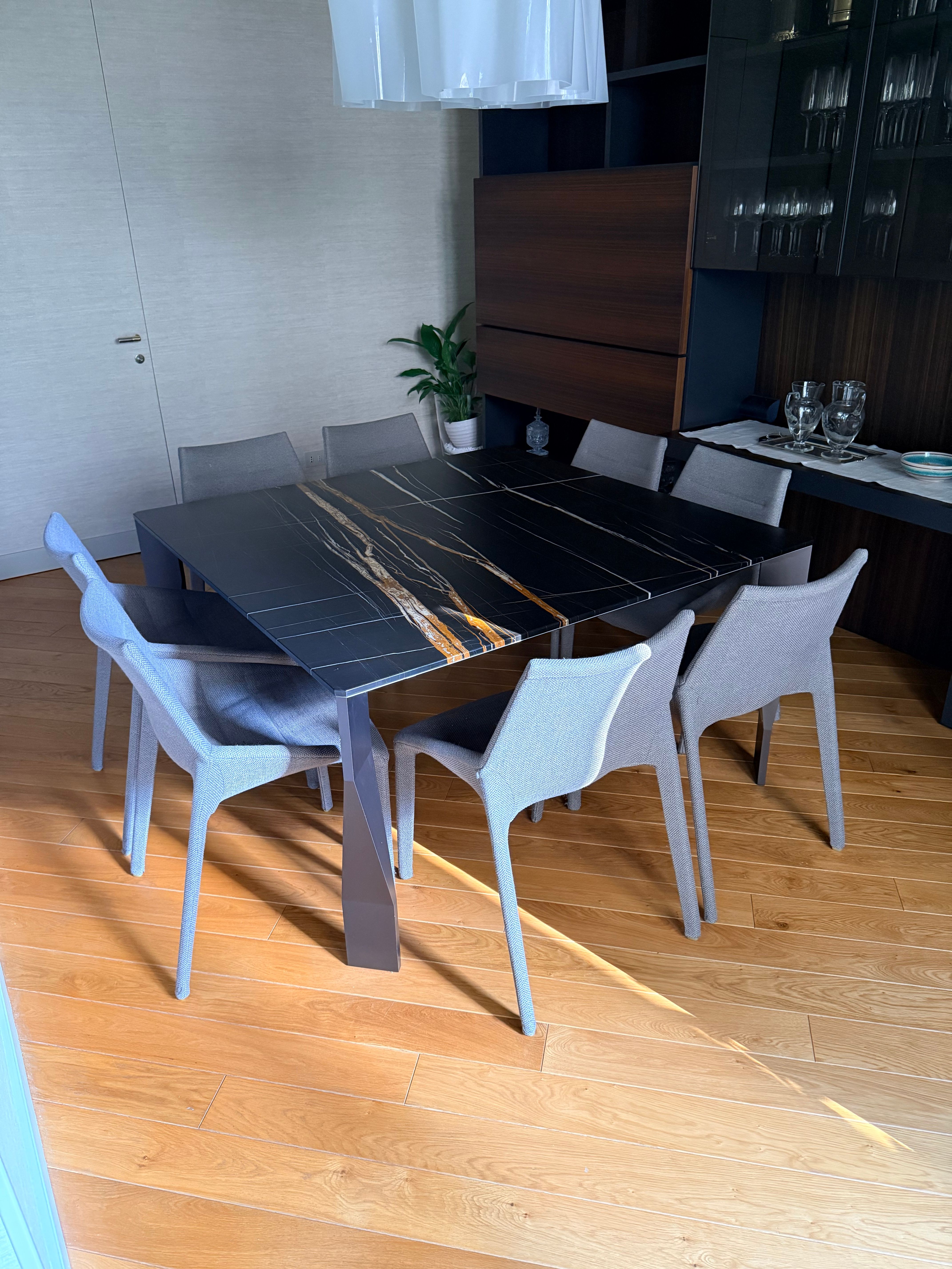 Table carré Diamond Sahara en marbre veiné 10