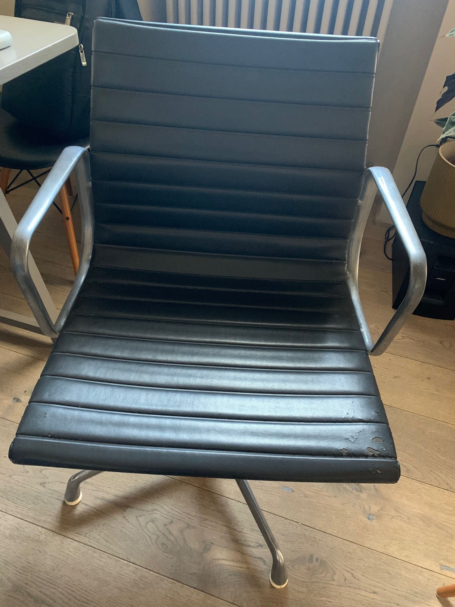 Black Leather Chair by Charles & Ray Eames (60s/70s) 10