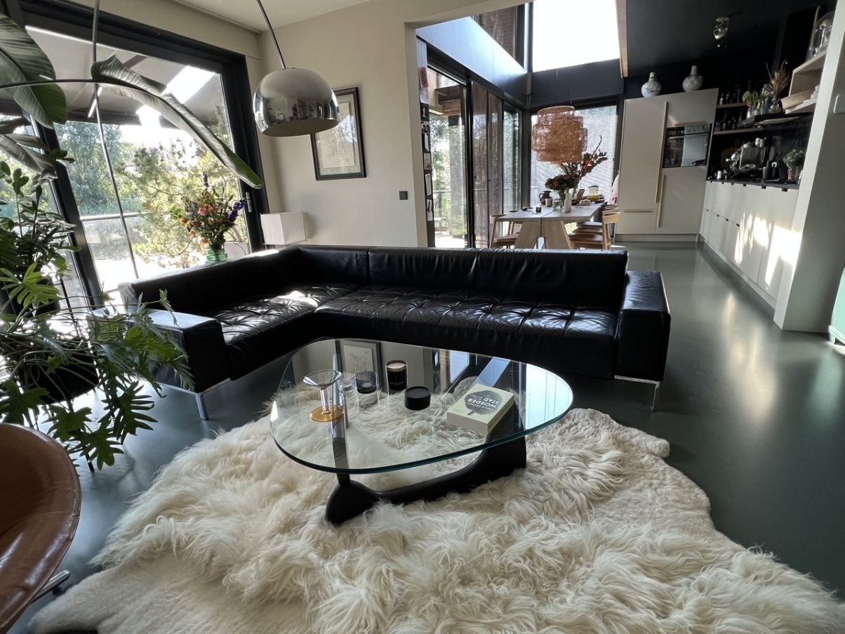Alfa 1325 corner sofa in black leather Front