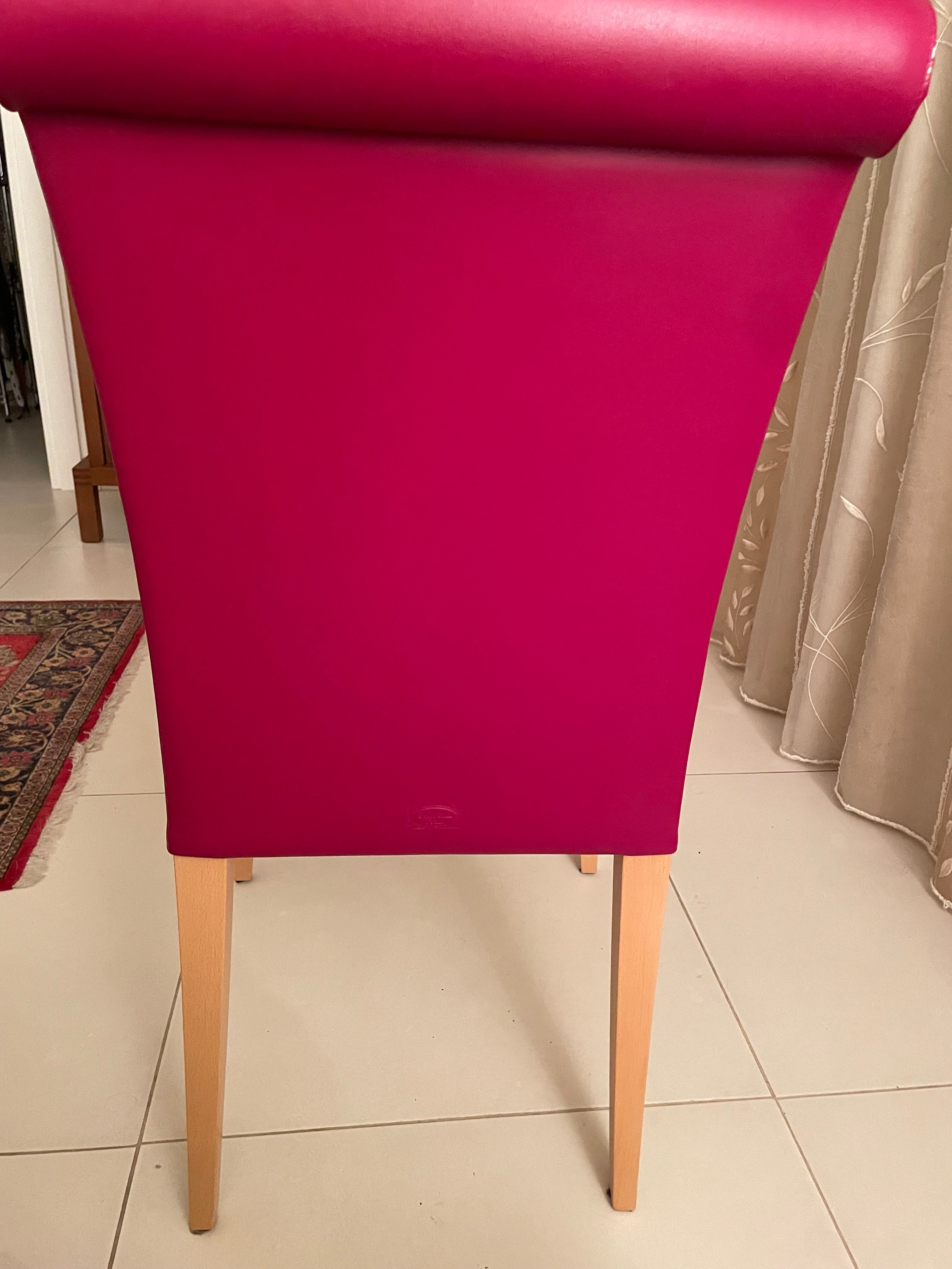 Stuhl Vittoria aus Leder in Weinrot und naturbelassenem Buchenholz Details