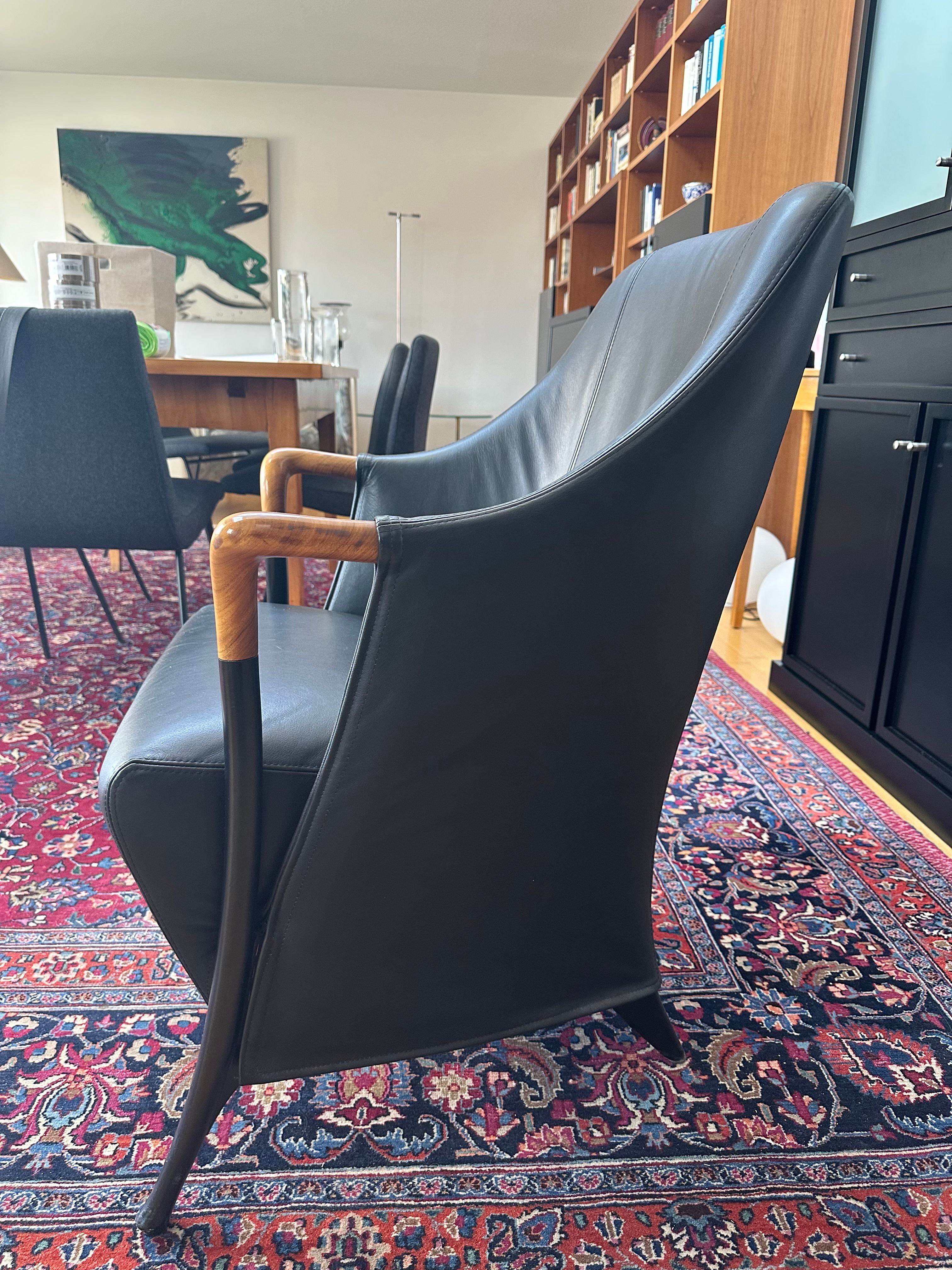 Poltrona Progetti in pelle nera Brand