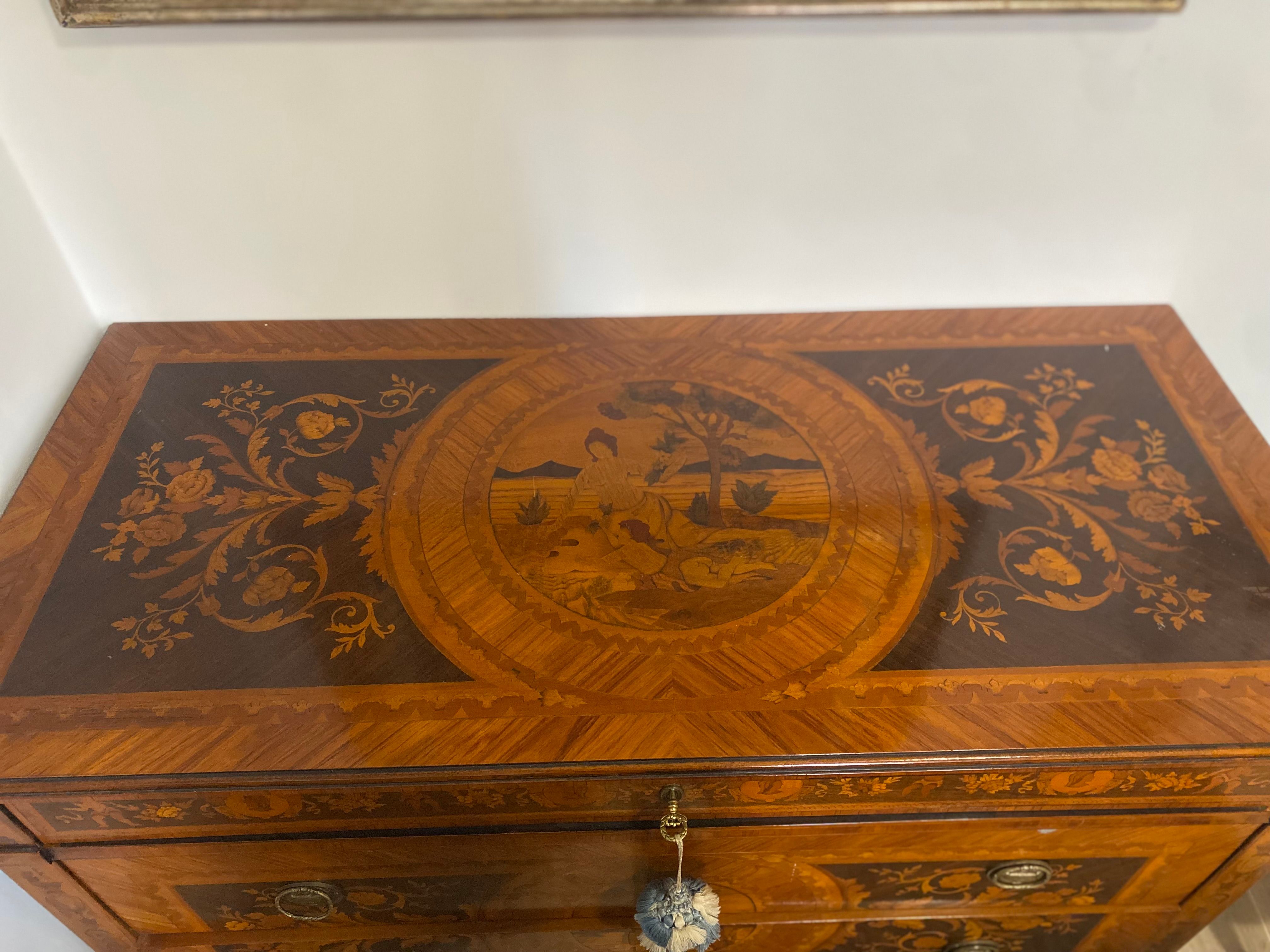 Commode décorée en noyer et en bois de cerisier (XIXe siècle) Side
