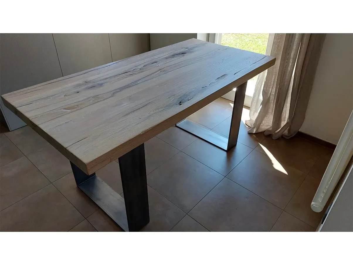 Tavolo in rovere sbiancato con gambe in metallo 2