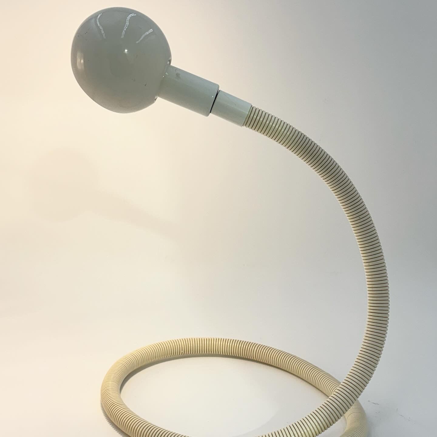 Hebi Snake table lamp Isao Hosoe (1970s), Valenti Luce 4
