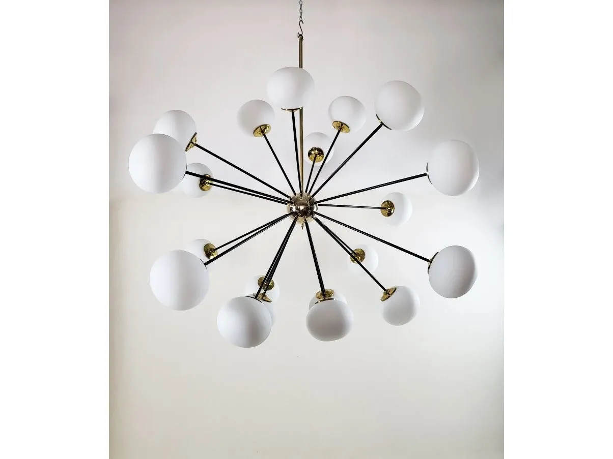 Image of Lampadario vintage (anni'70) in ottone e opalina,