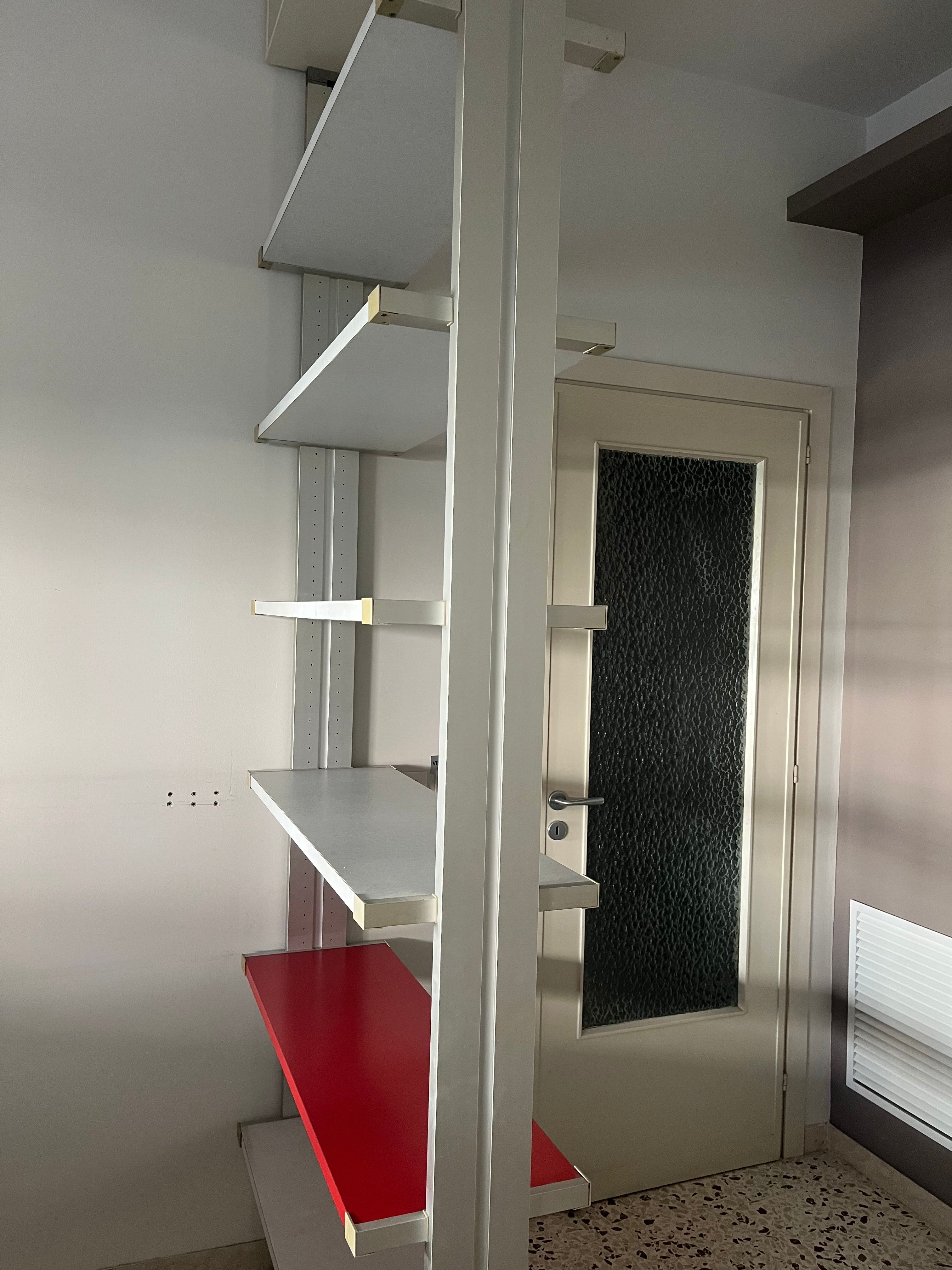 Libreria bifacciale vintage in alluminio (rosso/grigio) Front