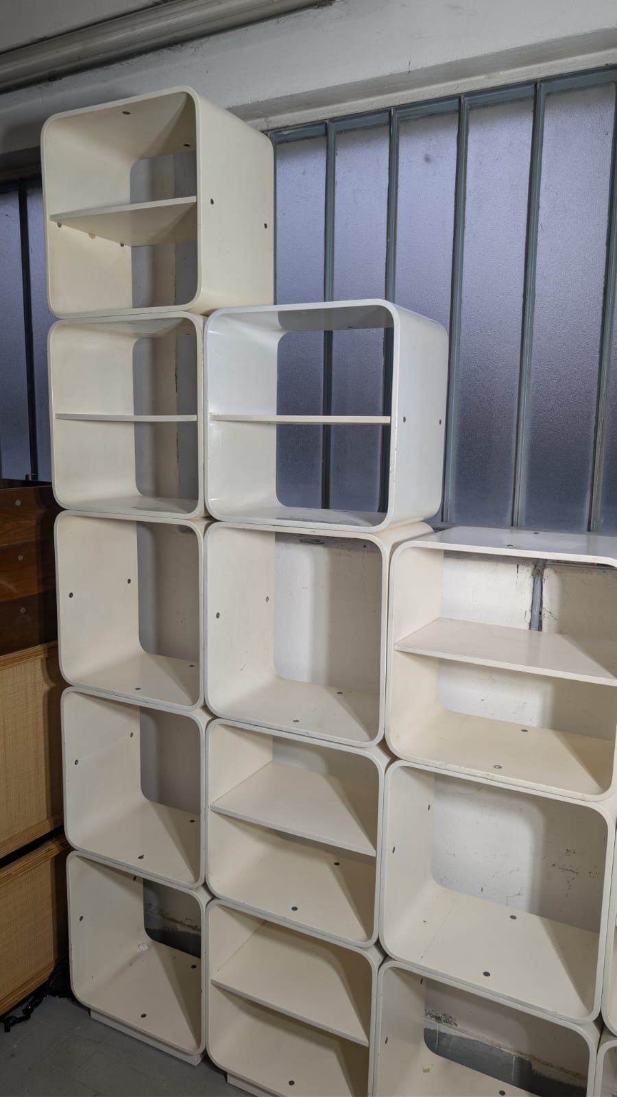 Libreria in legno laccato bianco di Carlo de Carli (anni '70) Side